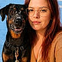 Raven a rejoint le concours — aidez-le/la à gagner de superbes lots ! woman, dog, snow, glasses, leash, winter, outdoor, portrait, smile, brown_hair, black_dog, sunlight, nature, happy, pet, cold_weather, face, closeup, casual_clothing, friendship