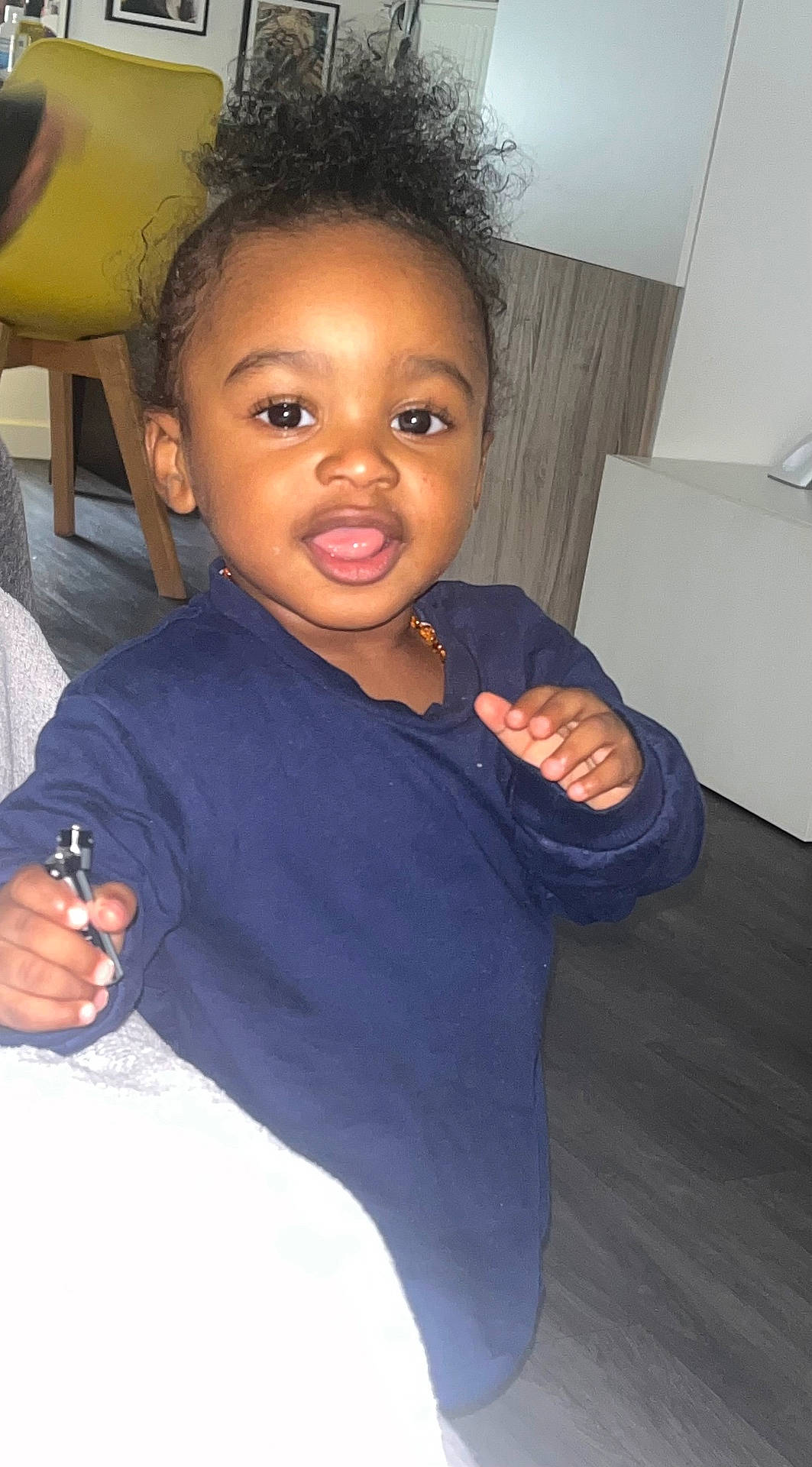 Shad participe au concours pour gagner de l'argent avec cette photo : accessories, bodypart, child, cutlery, face, female, finger, girl, hair, hand, head, jewelry, mouth, person, photoframe, photography, portrait, ring, spoon, teeth