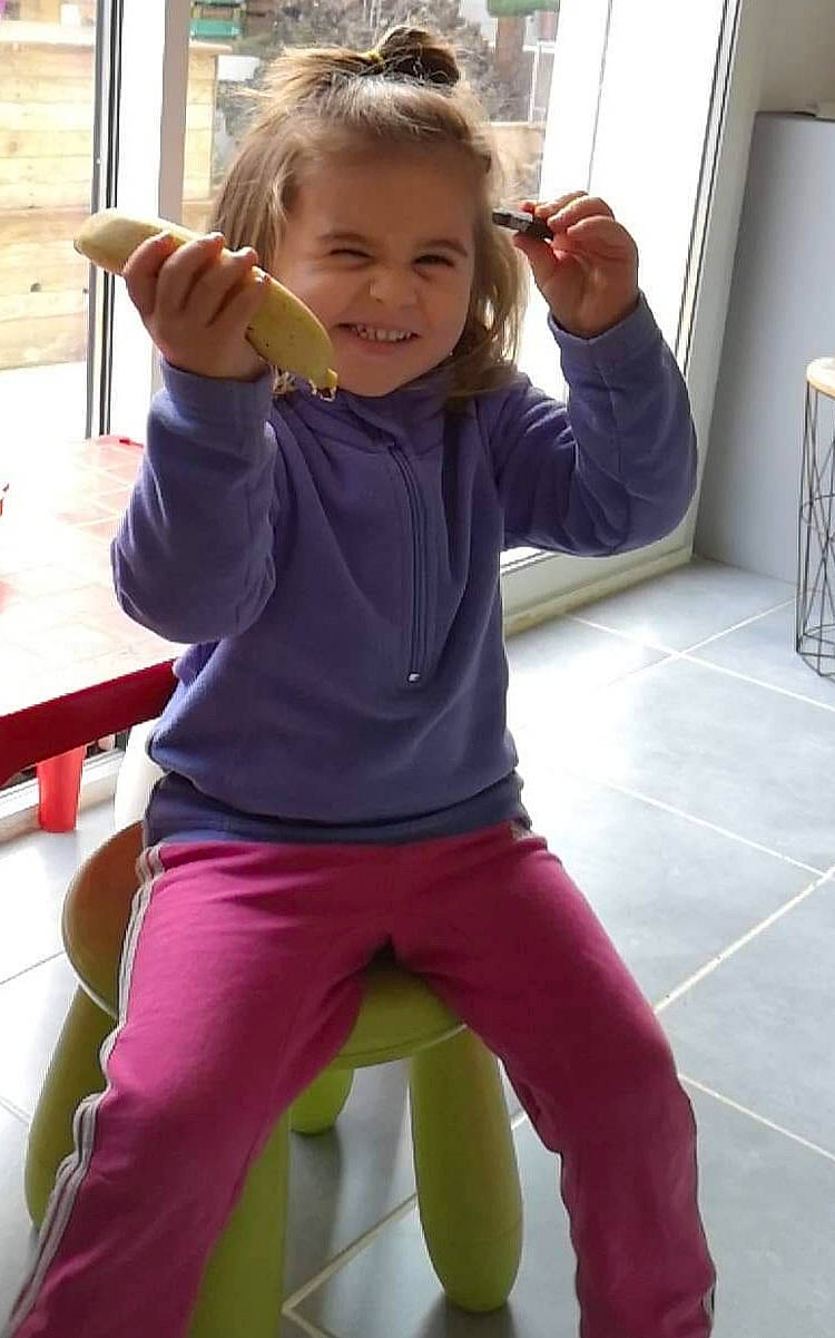 Lena a rejoint le concours — aidez-le/la à gagner de superbes lots ! active_pants, face, finger, hair, hairstyle, happy, joint, joy, knee, leisure, person, shoulder, sleeve, smile, sportswear, standing, sweatpant, t_shirt, table, thigh