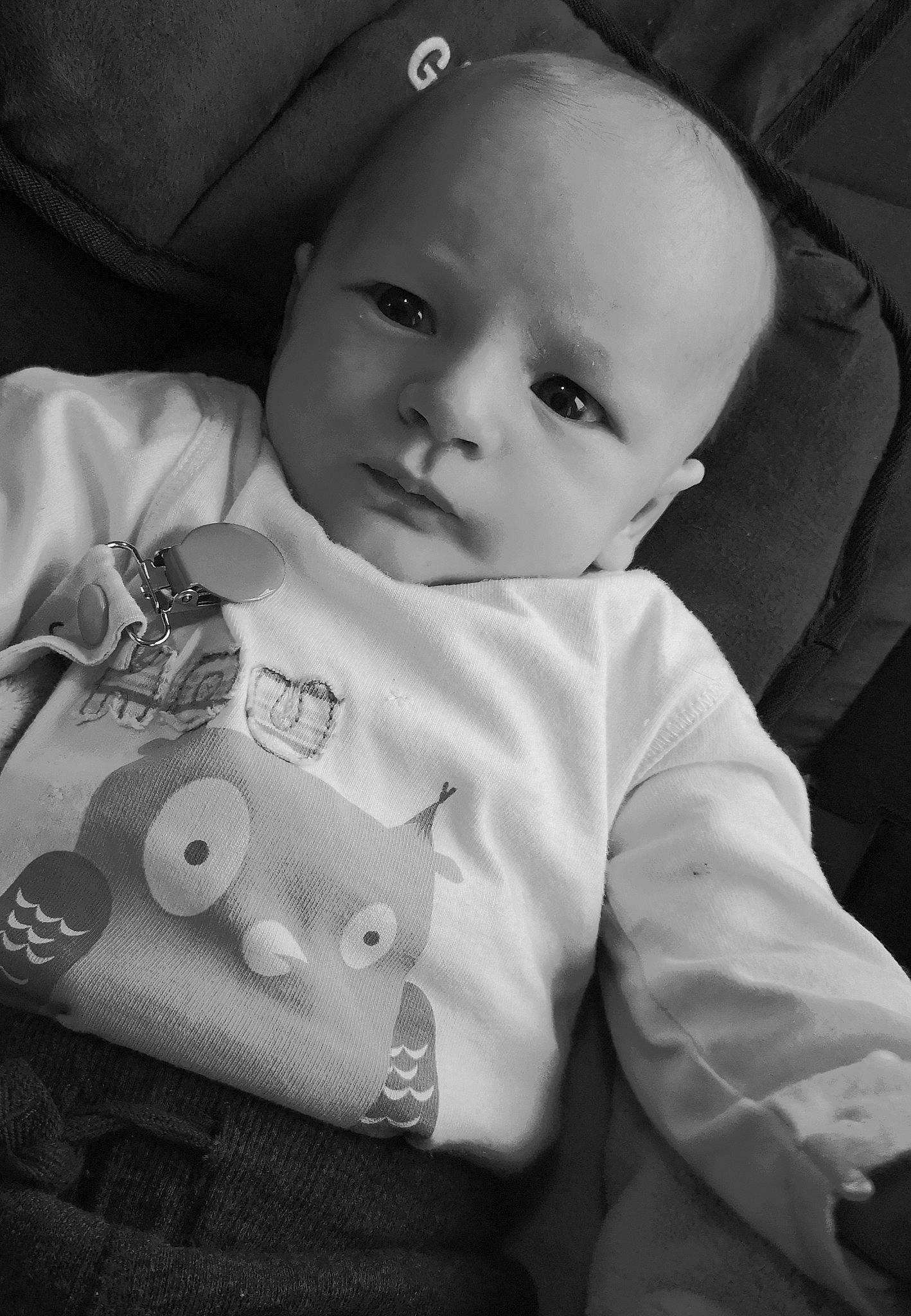 Raphaël participe au concours pour gagner de l'argent avec cette photo : baby, baby_toddler_clothing, black, black_and_white, cheek, comfort, facial_expression, flash_photography, grey, happy, iris, lip, mammal, organ, person, photograph, skin, sleeve, style, vertebrate