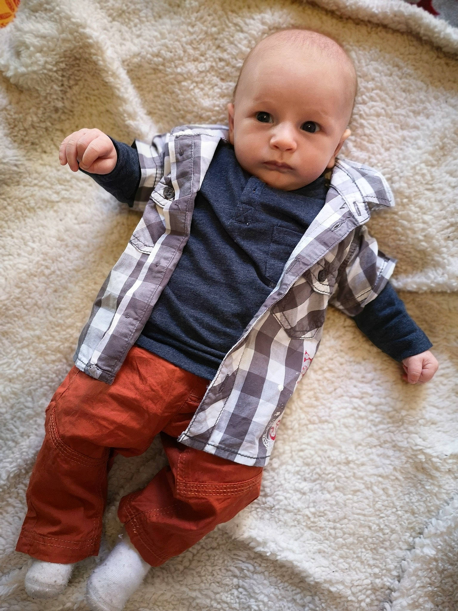 Raphaël participe au concours pour gagner de l'argent avec cette photo : baby, baby_toddler_clothing, collar, comfort, eye, face, floor, flooring, hand, head, human_body, mammal, outerwear, person, plaid, skin, sleeve, tartan, textile, toddler