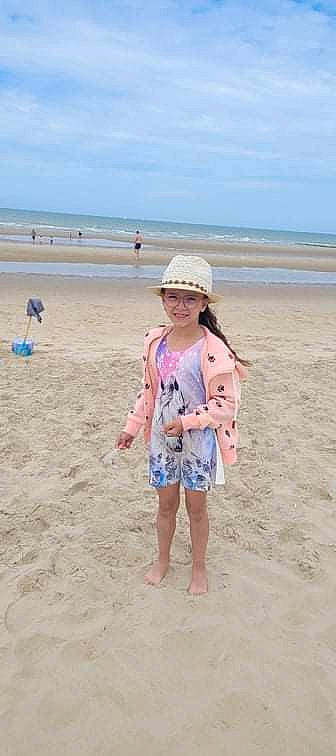 Manon participe au concours pour gagner de l'argent avec cette photo : azure, beach, coastal_and_oceanic_landforms, ecoregion, fun, happy, hat, headwear, horizon, joy, leisure, natural_environment, people_on_beach, person, sand, sky, sleeve, smile, summer, sun_hat