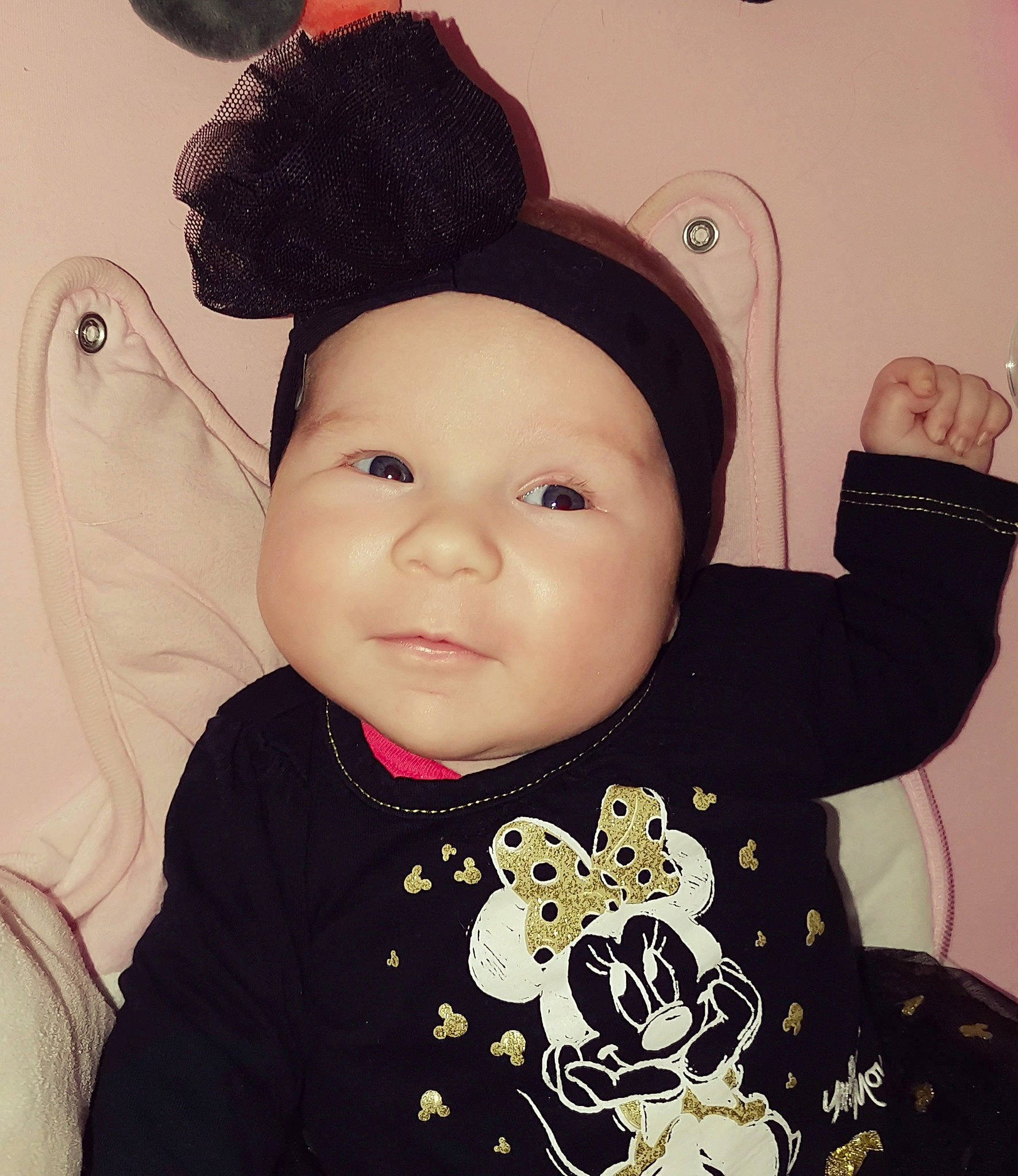 Malia participe au concours pour gagner de l'argent avec cette photo : beanie, black_hair, cap, cheek, child, cool, costume_accessory, ear, fashion_accessory, hair_accessory, happy, hat, head, headgear, headwear, person, smile, toddler