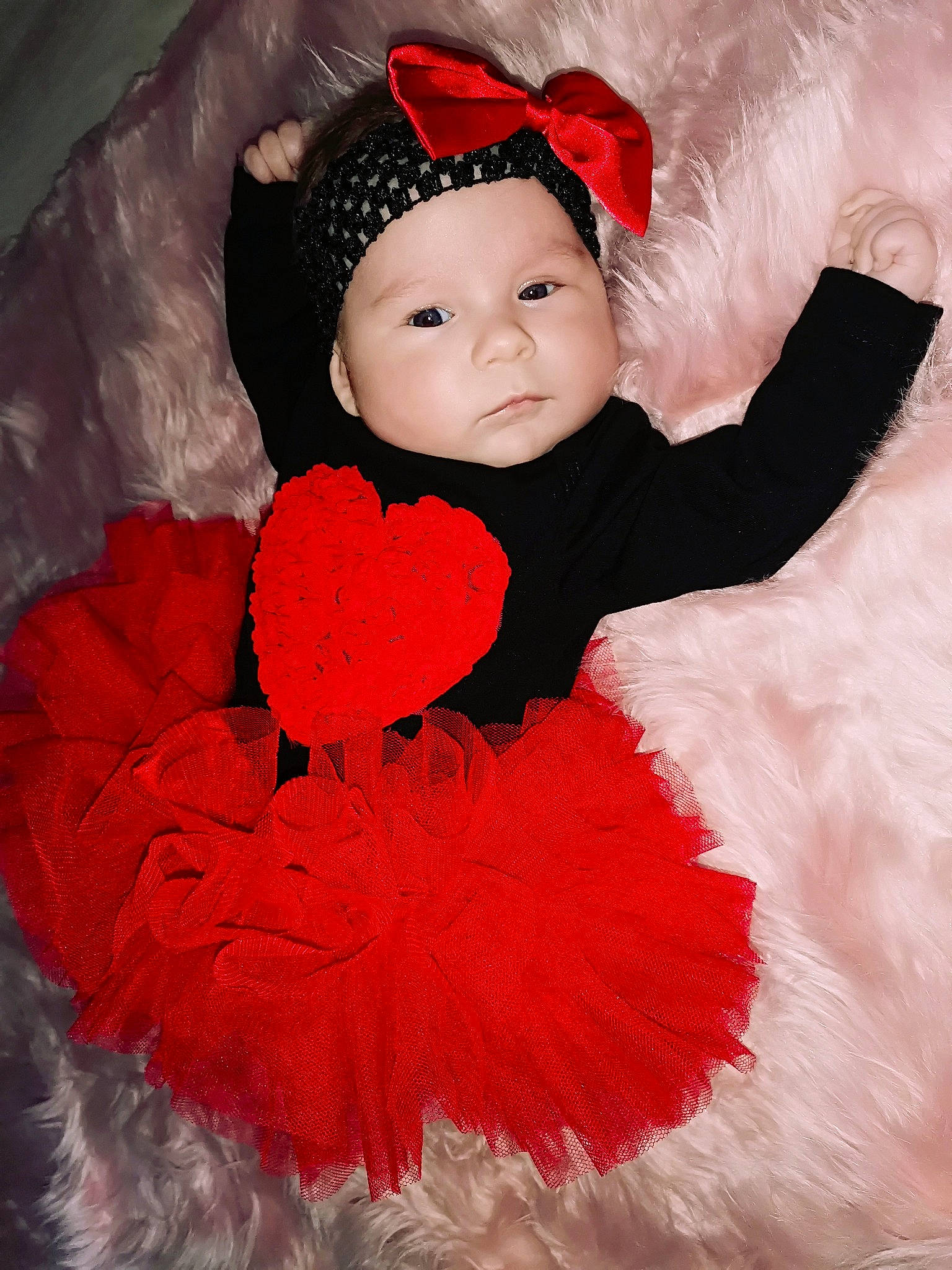 Malia a rejoint le concours — aidez-le/la à gagner de superbes lots ! baby, child, costume, costume_accessory, fur, headwear, person, pink, red, toddler