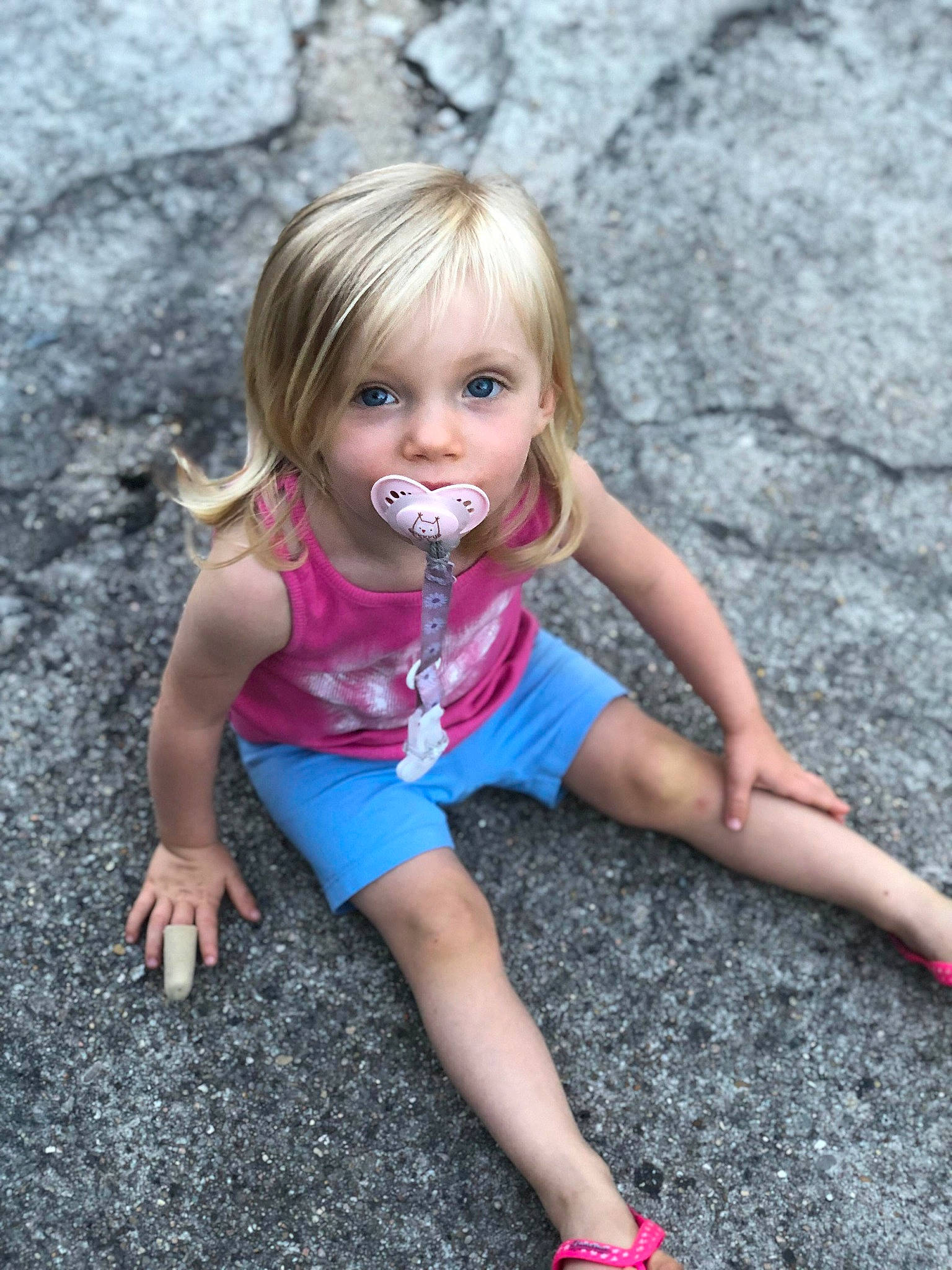 Énora participe au concours pour gagner de l'argent avec cette photo : baby_toddler_clothing, eye, face, fawn, fun, grass, hair, happy, head, iris, leaf, leg, leisure, nature, people_in_nature, person, pink, smile, thigh, toddler