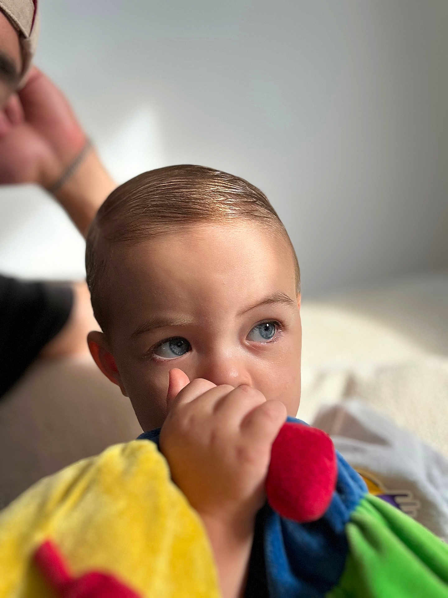 Tyam participe au concours pour gagner de l'argent avec cette photo : child, baby, face, blue_eyes, thumb_sucking, plush_toy, colorful_toy, close_up, portrait, indoors, soft_light, young_child, hand, hair, skin, expression, candid, cute, comfort, focus