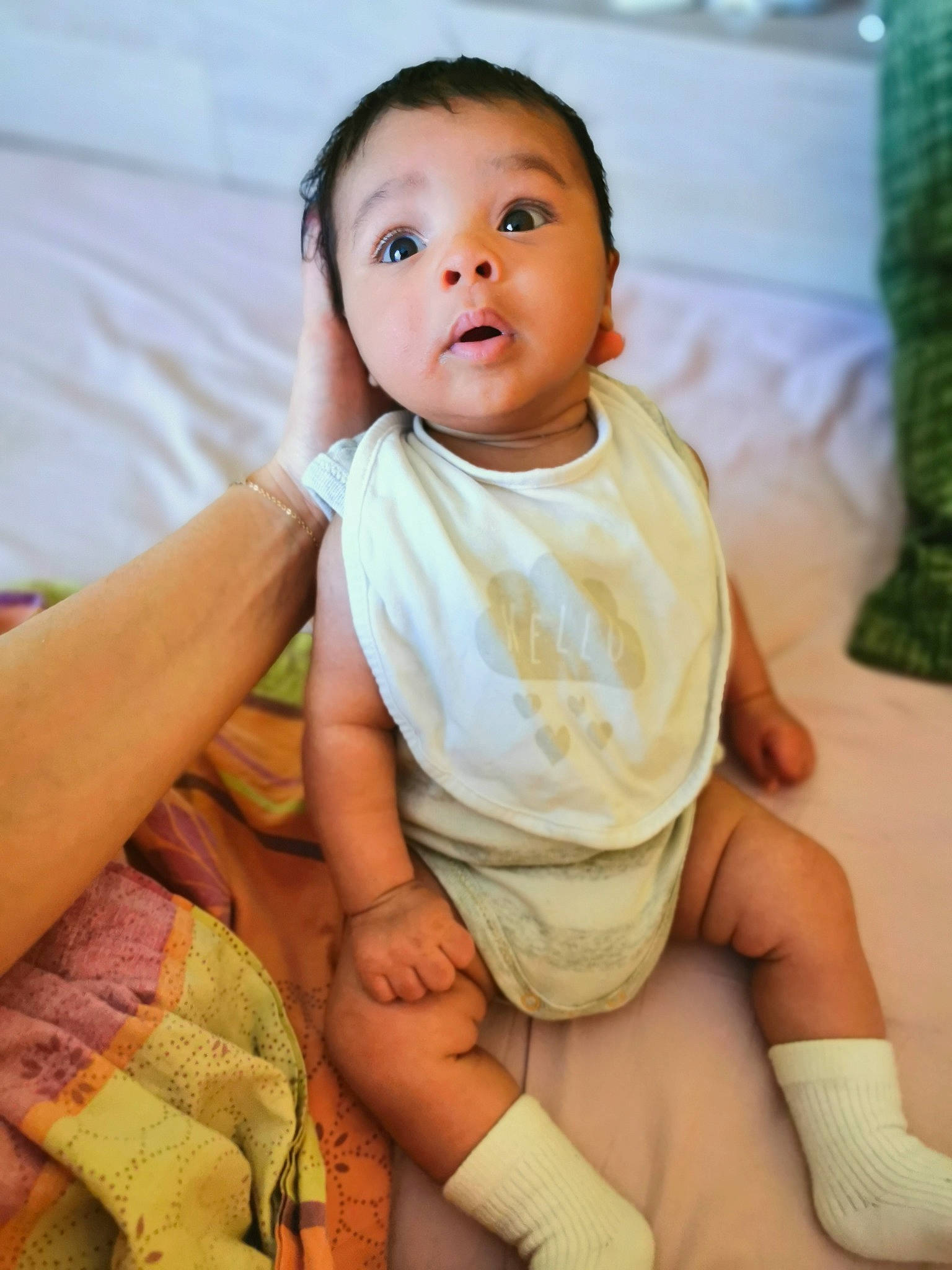 Michael a rejoint le concours — aidez-le/la à gagner de superbes lots ! arm, baby_toddler_clothing, comfort, eye, face, finger, flash_photography, hand, happy, head, human_body, joint, knee, muscle, neck, person, shorts, shoulder, skin, surprise