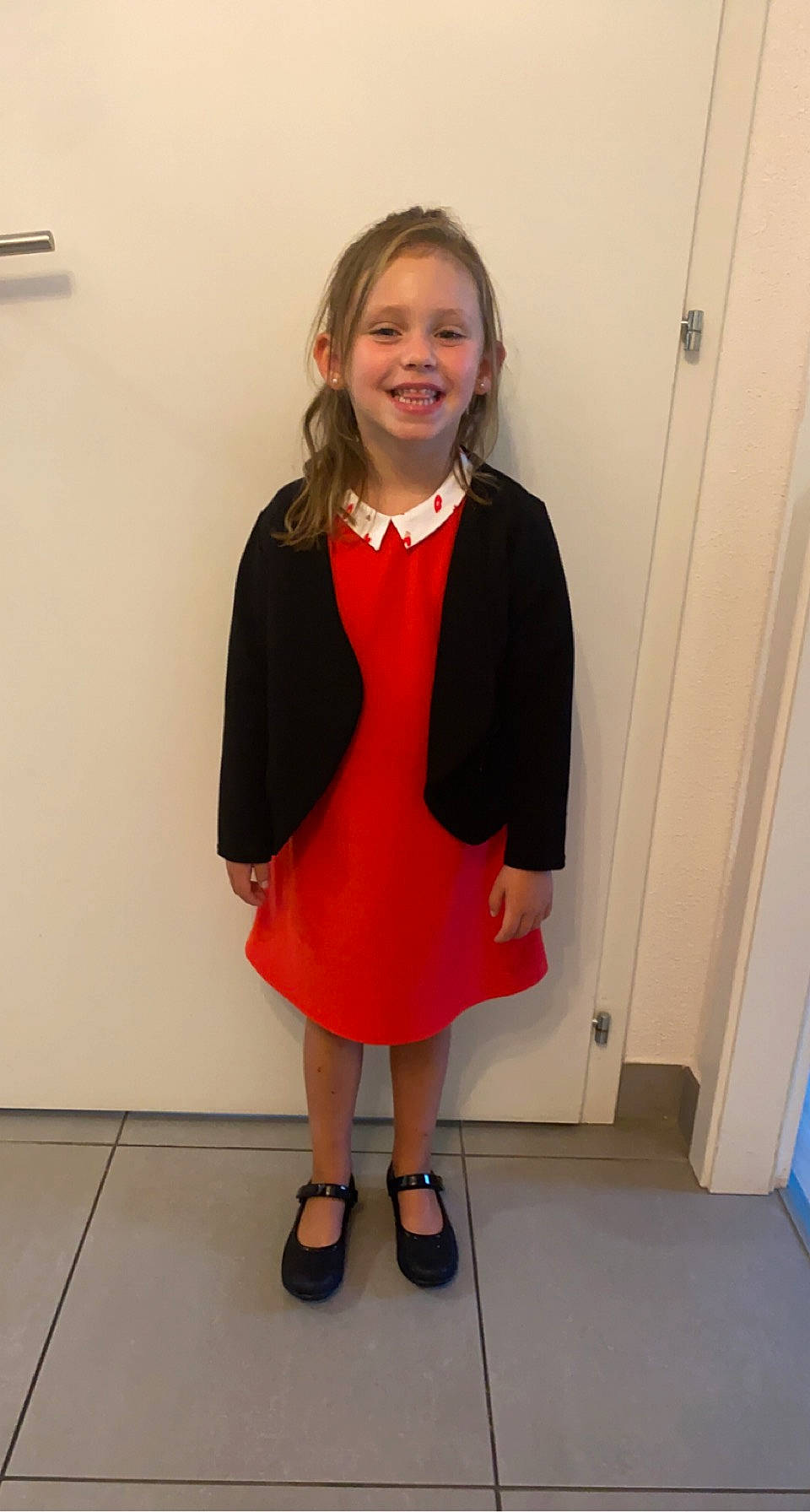 Luna a rejoint le concours — aidez-le/la à gagner de superbes lots ! blazer, collar, costume, door, dress, electric_blue, event, fashion_design, flooring, formal_wear, human_leg, jewellery, joy, knee, leg, outerwear, pattern, person, sleeve, smile