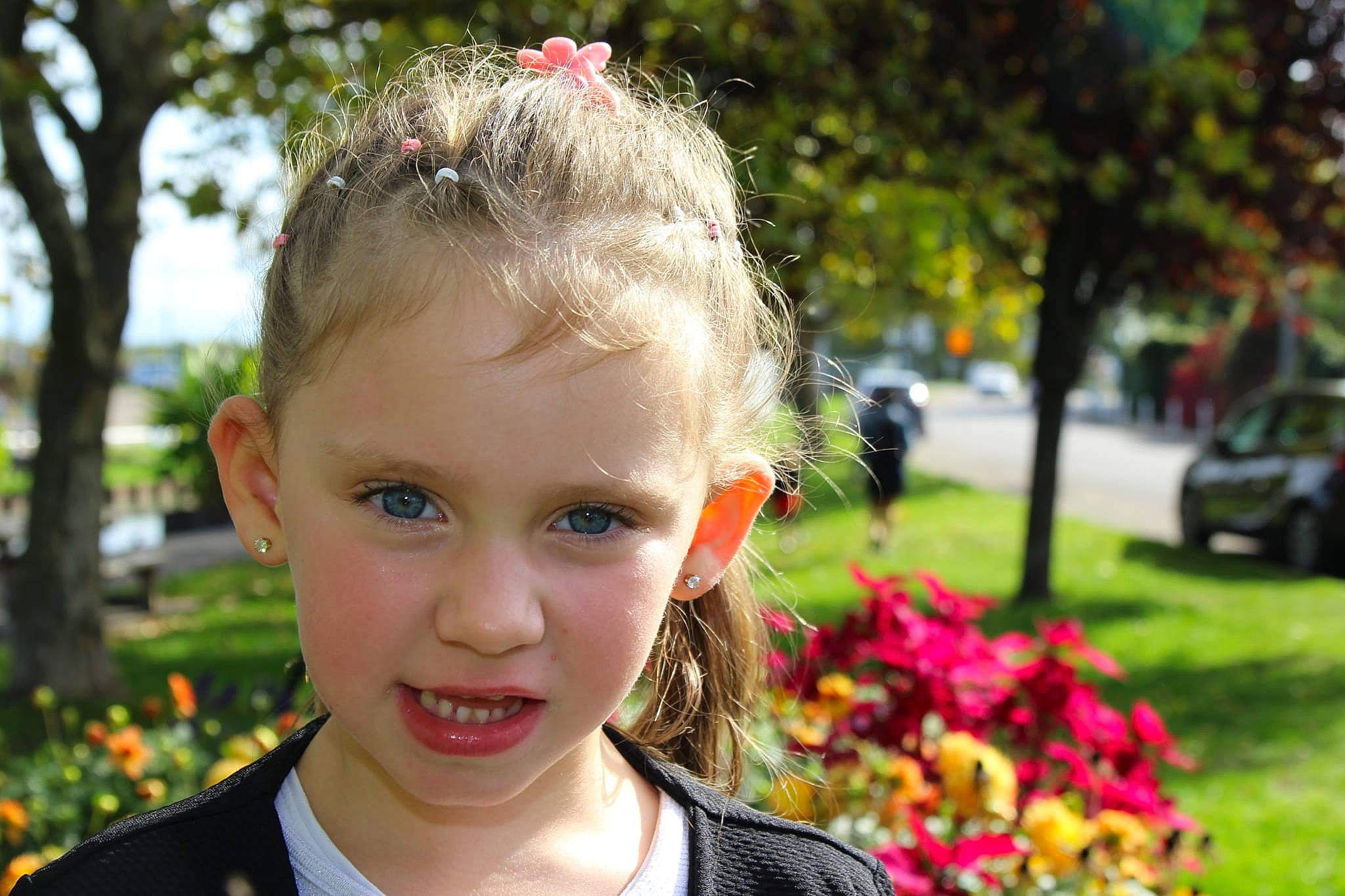 Luna participe au concours pour gagner de l'argent avec cette photo : blond, botany, brown_hair, child, ear, fashion_accessory, flower, fun, grass, happy, headpiece, iris, leisure, lip, people_in_nature, person, plant, recreation, summer, toddler