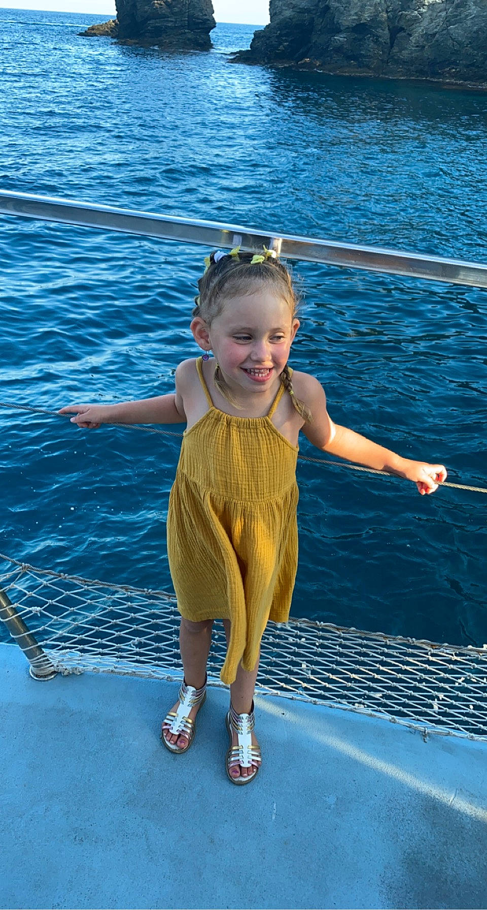 Luna participe au concours pour gagner de l'argent avec cette photo : child, electric_blue, foot, fun, hair, hand, happy, human_leg, joy, knee, lake, leisure, ocean, person, recreation, sandal, smile, thigh, toddler, vacation