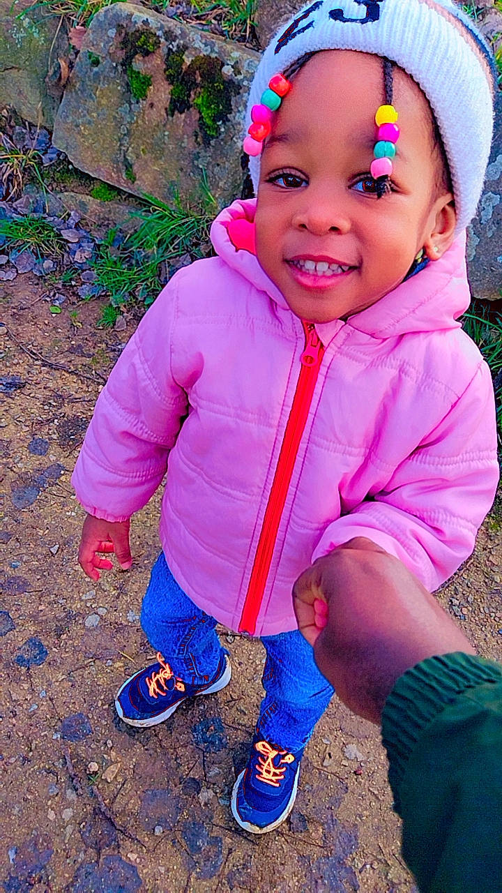 Kloé a rejoint le concours — aidez-le/la à gagner de superbes lots ! baby_toddler_clothing, blue, cap, child, clothing, cool, electric_blue, eye, flash_photography, fun, grass, happy, head, headwear, joy, magenta, people_in_nature, person, pink, purple