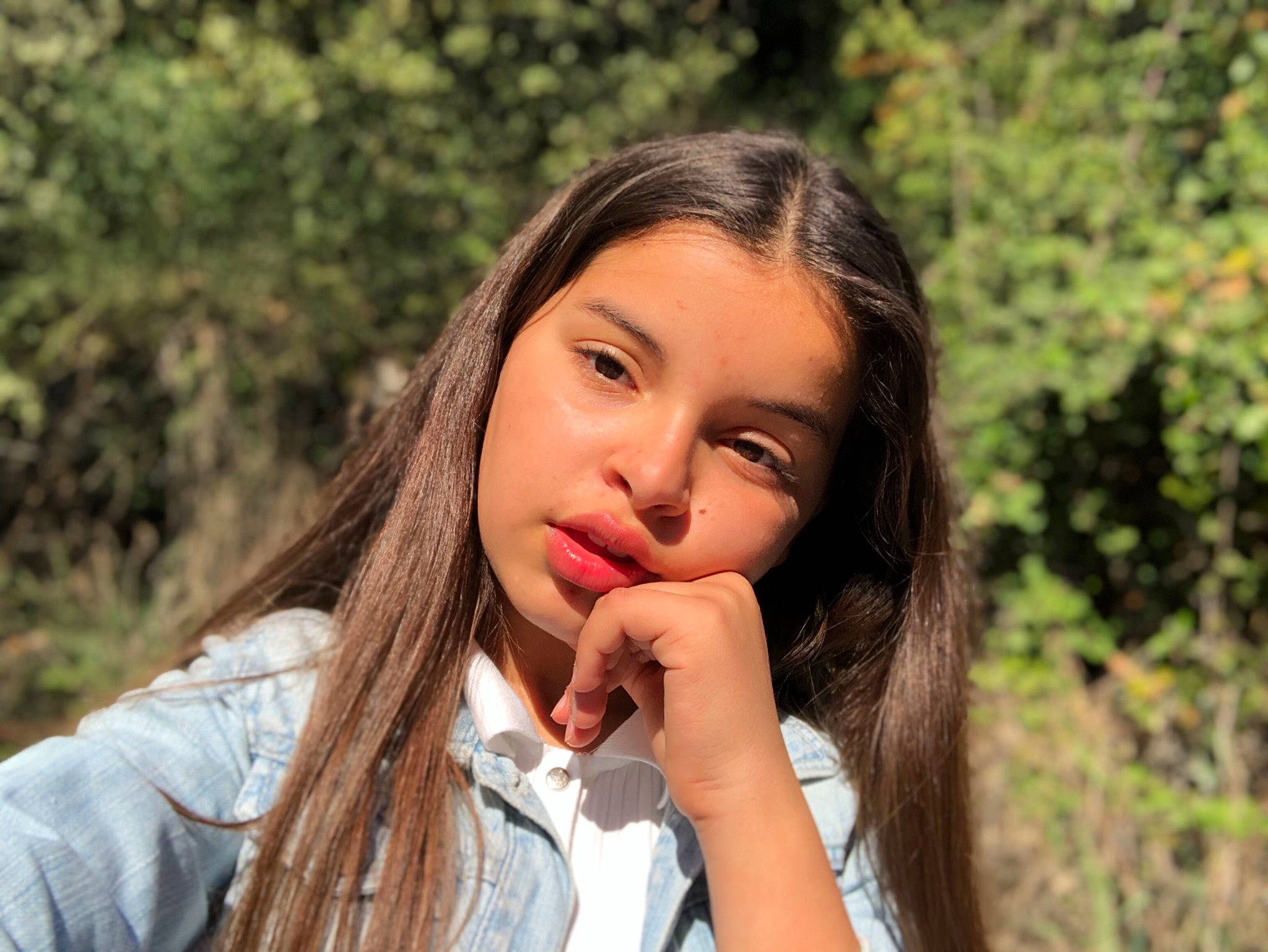 Inès a rejoint le concours — aidez-le/la à gagner de superbes lots ! beauty, brown_hair, child, chin, eye, face, facial_expression, fun, hair, hairstyle, happy, lady, lip, long_hair, mouth, nose, people_in_nature, person, photography, skin