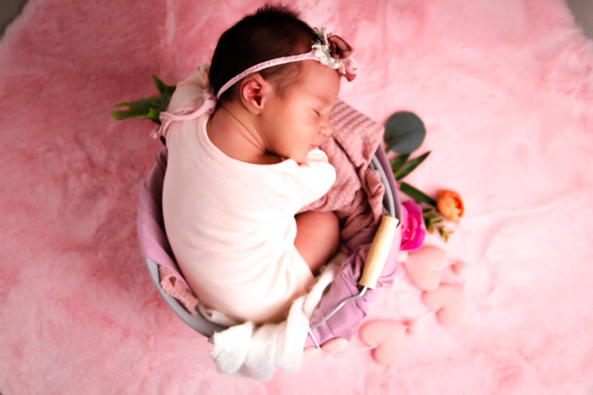 Ohana a rejoint le concours — aidez-le/la à gagner de superbes lots ! arm, baby, baby_sleeping, baby_toddler_clothing, cap, child, comfort, finger, flash_photography, hand, happy, lip, magenta, mouth, nail, person, petal, pink, sitting, skin