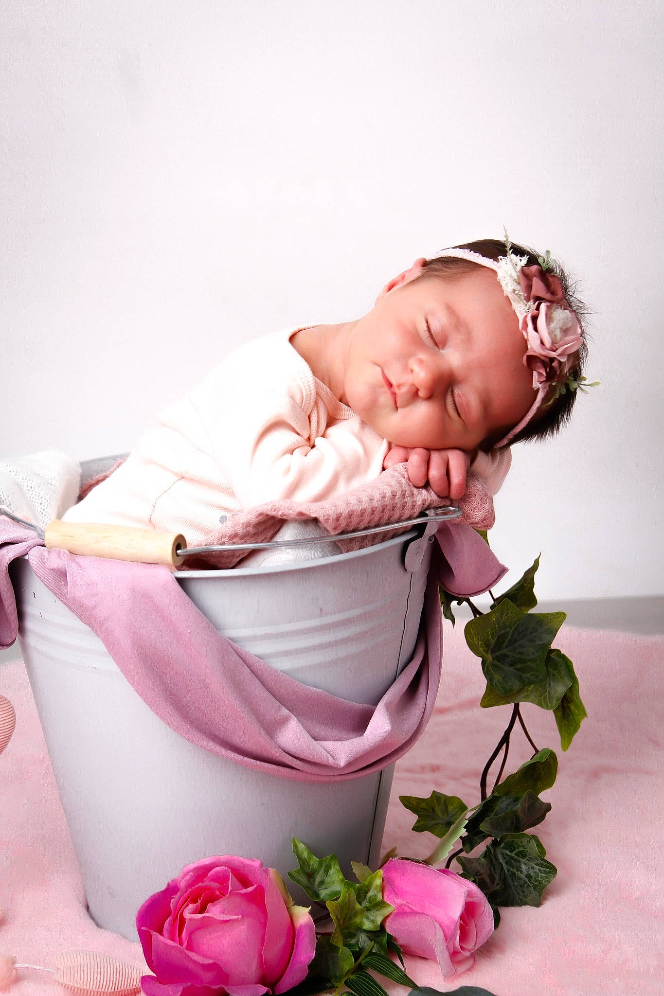 Ohana a rejoint le concours — aidez-le/la à gagner de superbes lots ! arm, baby, baby_toddler_clothing, beauty, bouquet, child, comfort, flower, flower_arranging, happy, headwear, hybrid_tea_rose, linens, magenta, person, petal, pink, plant, rose, rose_order