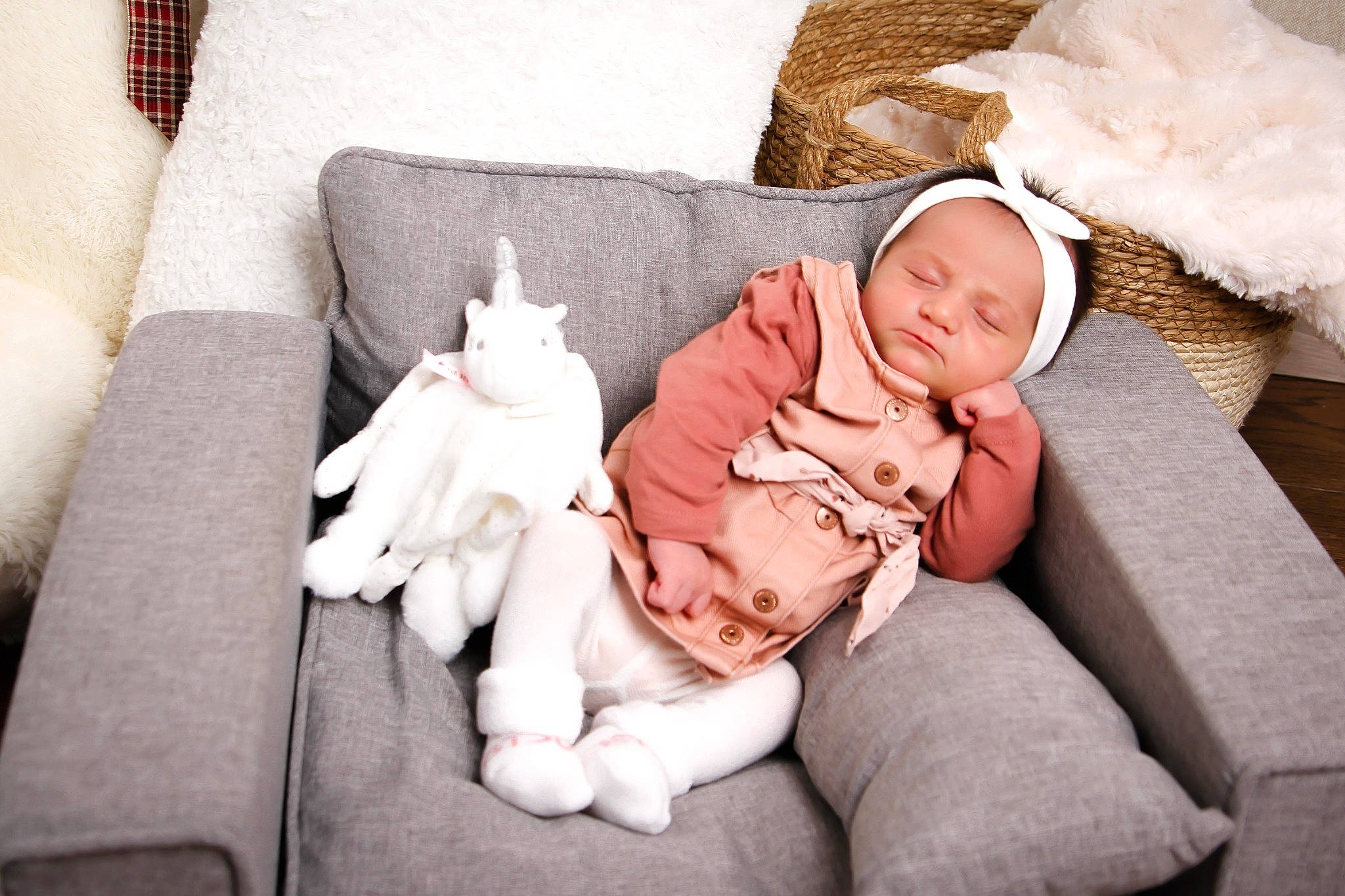 Ohana a rejoint le concours — aidez-le/la à gagner de superbes lots ! baby, baby_sleeping, baby_toddler_clothing, bedding, bedtime, child, comfort, couch, finger, flooring, hand, headwear, linens, nap, person, pillow, room, sitting, skin, throw_pillow