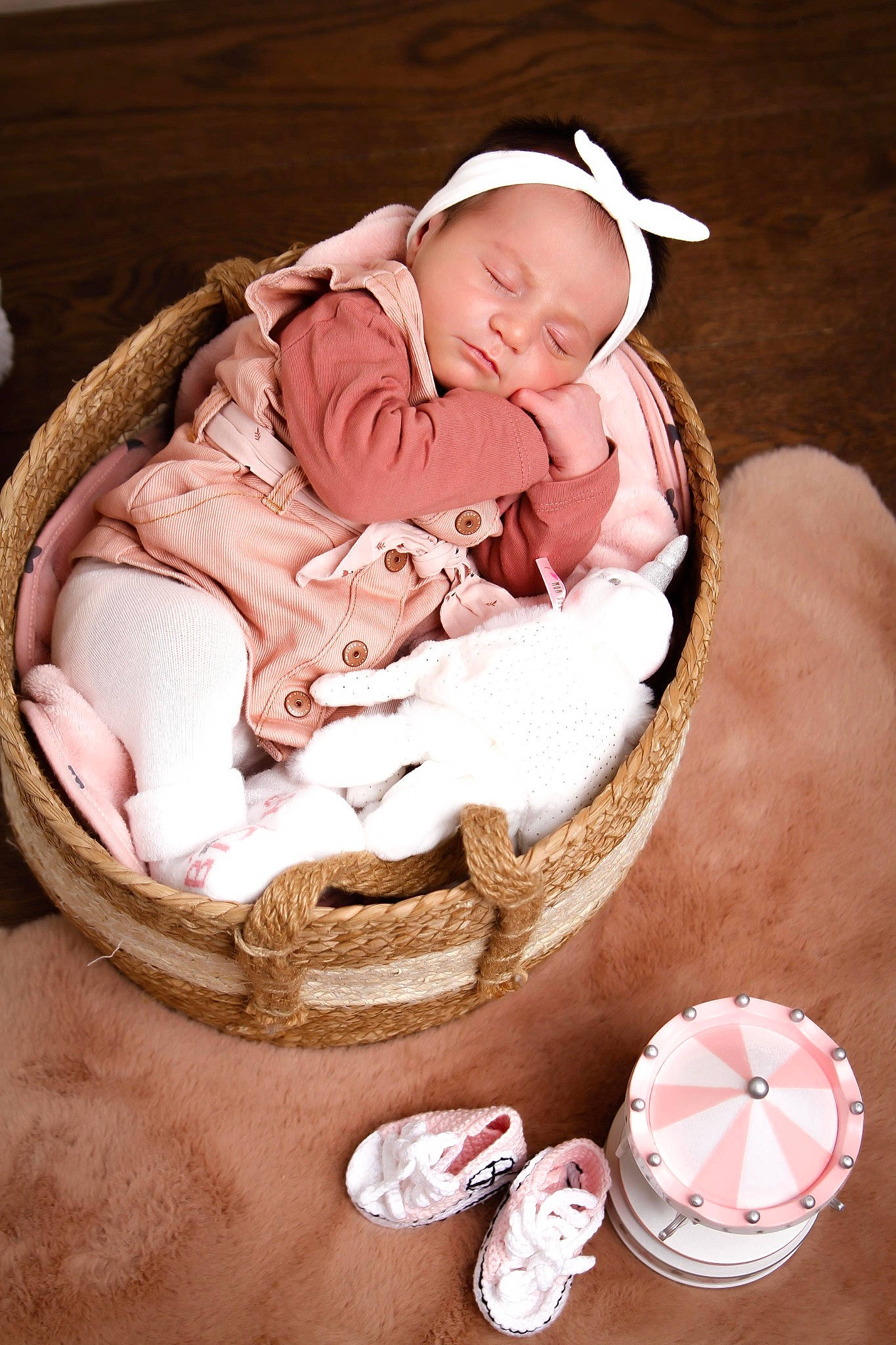 Ohana participe au concours pour gagner de l'argent avec cette photo : baby, baby_products, baby_sleeping, baby_toddler_clothing, basket, bedtime, child, comfort, fashion_accessory, headpiece, infant_bed, jewellery, linens, nap, peach, person, petal, pink, serveware, sweetness