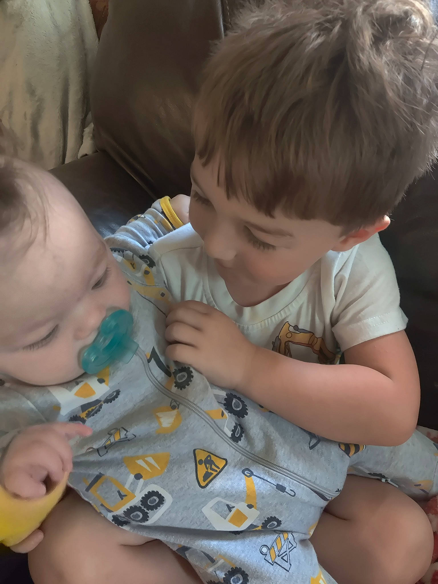 Lukas is registered to the contest to win money with this photo: arm, baby, cheek, child, comfort, ear, finger, fun, gesture, hairstyle, hand, happy, human, human_body, iris, mouth, nose, person, sharing, skin