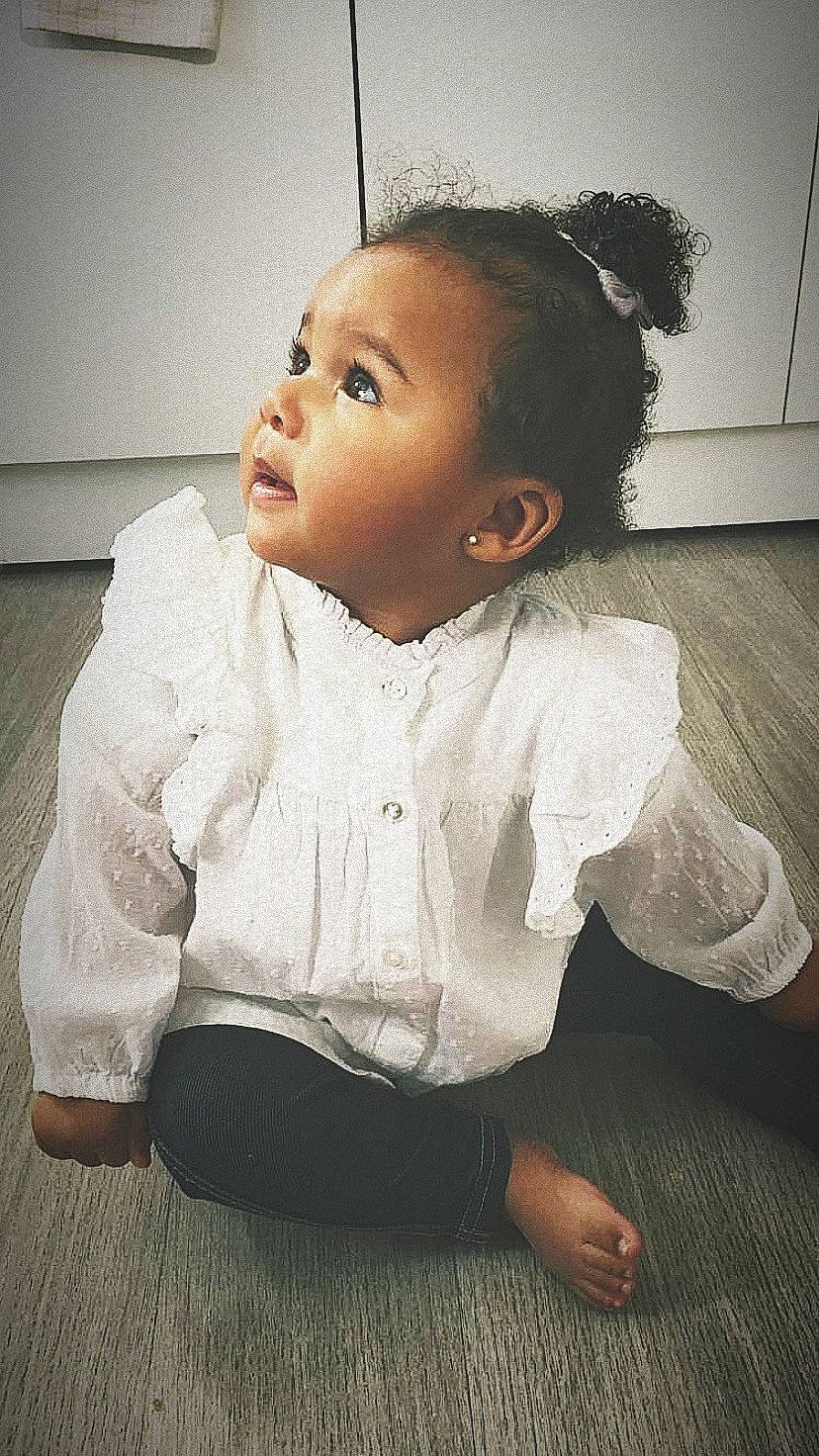 Asmah participe au concours pour gagner de l'argent avec cette photo : baby_toddler_clothing, cheek, child, collar, dress, eye, eyelash, flash_photography, happy, head, human_body, iris, lip, monochrome, neck, no_expression, nose, person, skin, sleeve