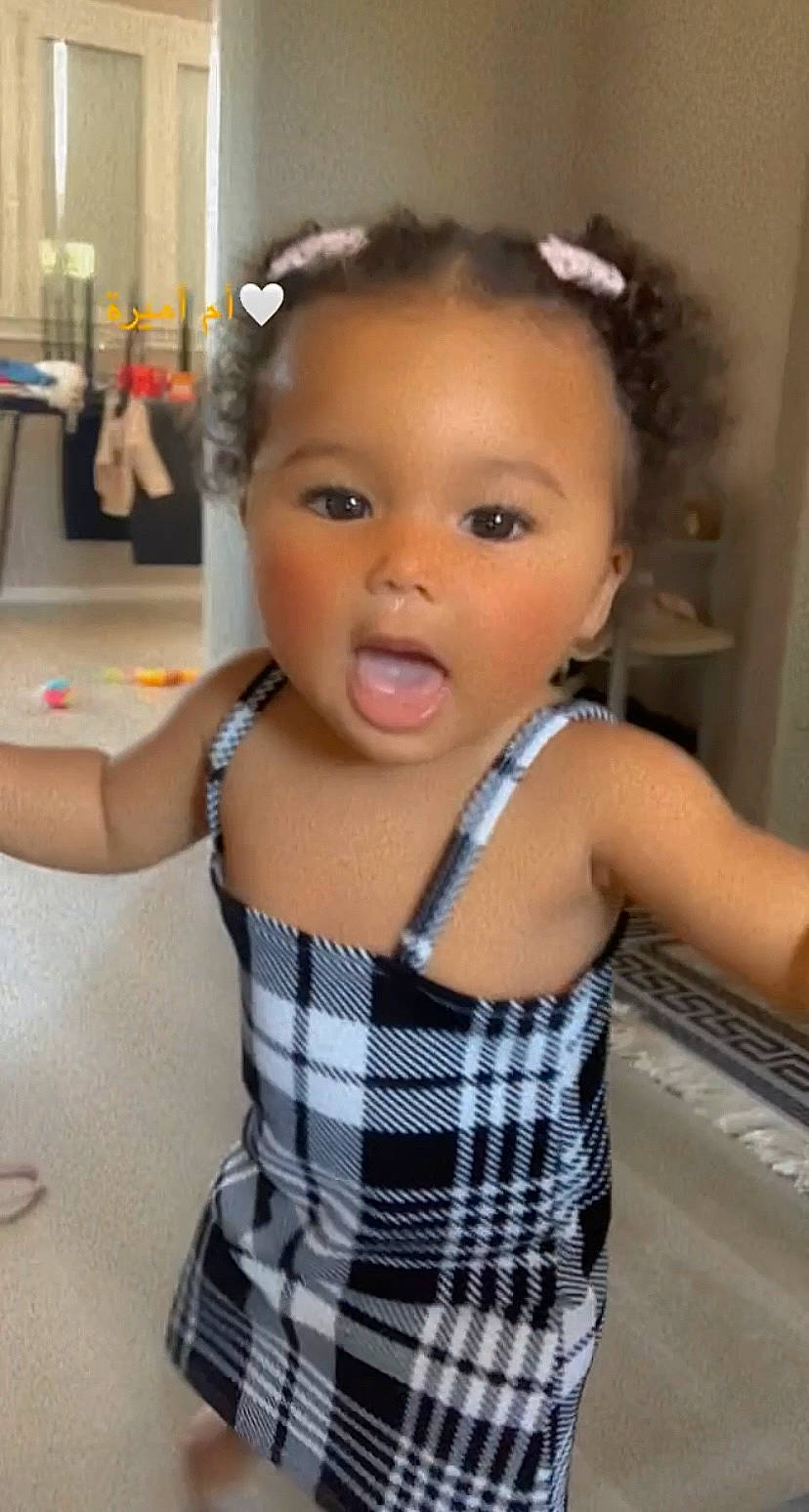 Asmah a rejoint le concours — aidez-le/la à gagner de superbes lots ! baby_toddler_clothing, cheek, chest, child, chin, ear, eyelash, gesture, hair, happy, headband, iris, jewellery, lip, neck, person, sleeve, smile, surprise, t_shirt