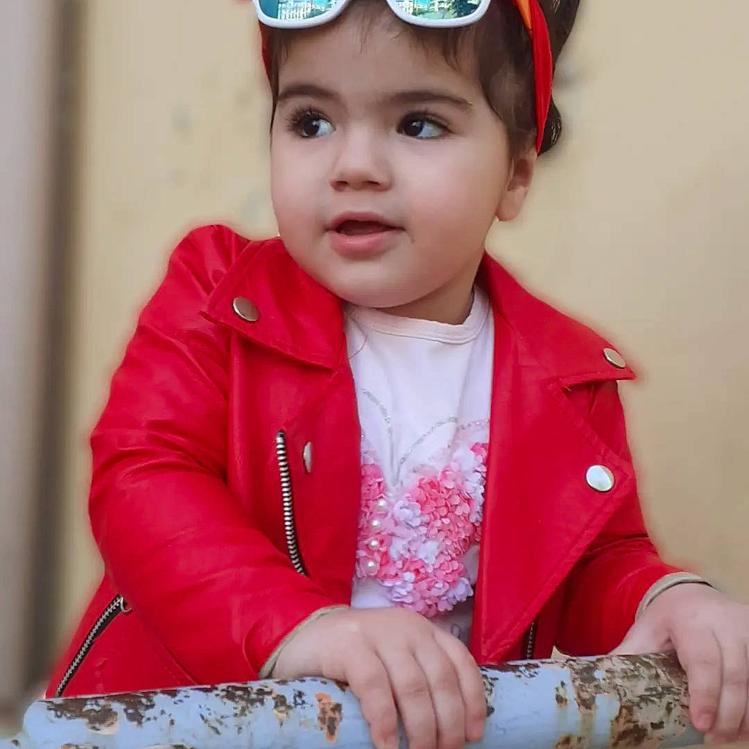 Sarra a rejoint le concours — aidez-le/la à gagner de superbes lots ! baby, baby_toddler_clothing, baseball_cap, cap, child, clothing, event, eyewear, food, goggles, happy, headwear, outerwear, person, pink, red, skin, sugar_cake, sunglasses, tableware