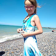 Shanna a rejoint le concours — aidez-le/la à gagner de superbes lots ! beach, beachwear, bodypart, child, clothing, coast, dress, eveningdress, face, female, finger, formalwear, girl, hand, head, nature, pebble, person, photography, portrait