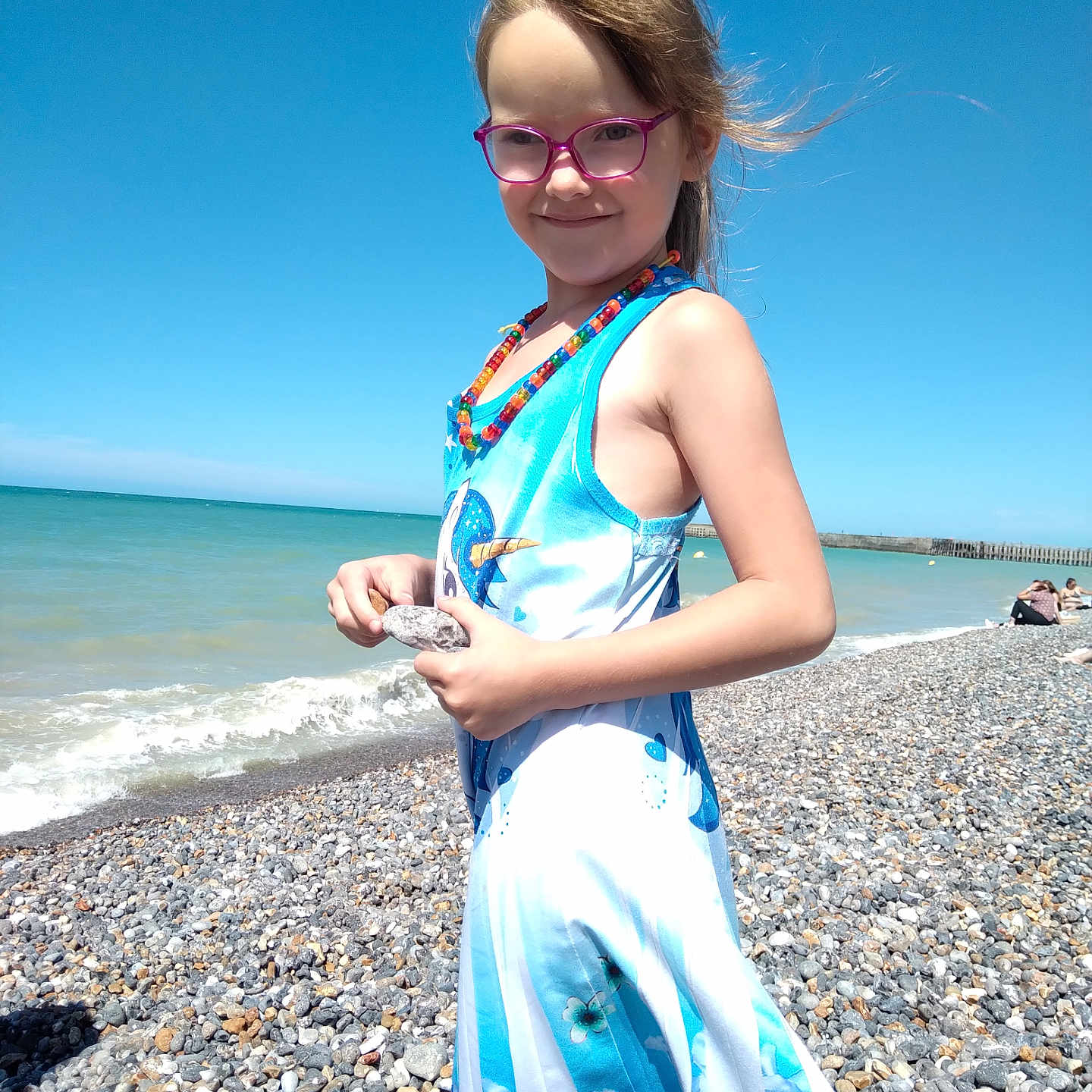 Shanna a rejoint le concours — aidez-le/la à gagner de superbes lots ! beach, beachwear, bodypart, child, clothing, coast, dress, eveningdress, face, female, finger, formalwear, girl, hand, head, nature, pebble, person, photography, portrait