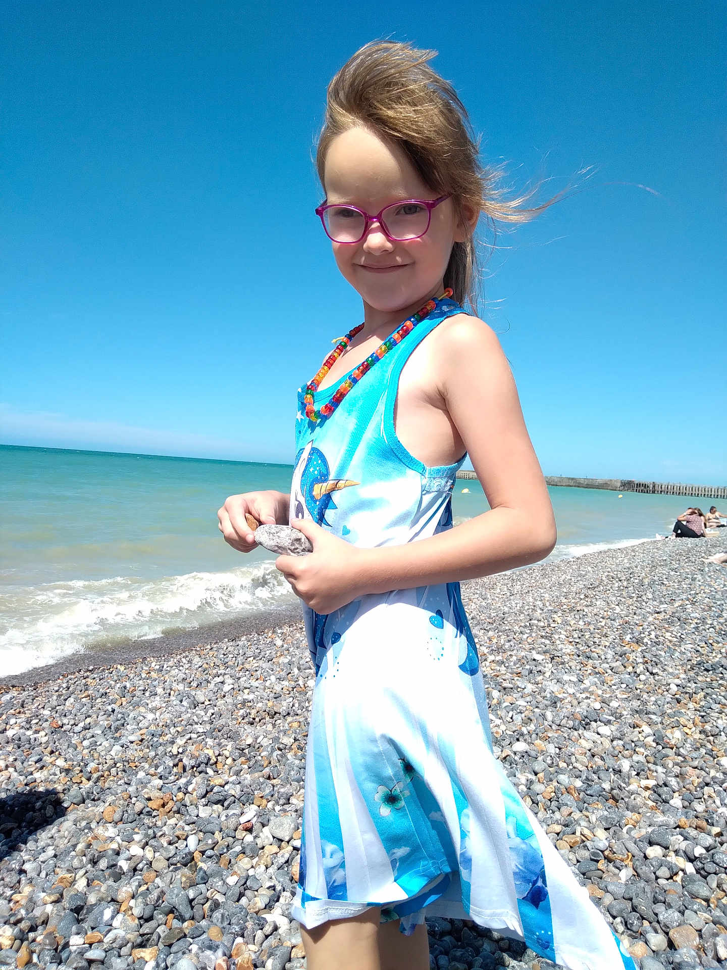 Shanna a rejoint le concours — aidez-le/la à gagner de superbes lots ! beach, beachwear, bodypart, child, clothing, coast, dress, eveningdress, face, female, finger, formalwear, girl, hand, head, nature, pebble, person, photography, portrait