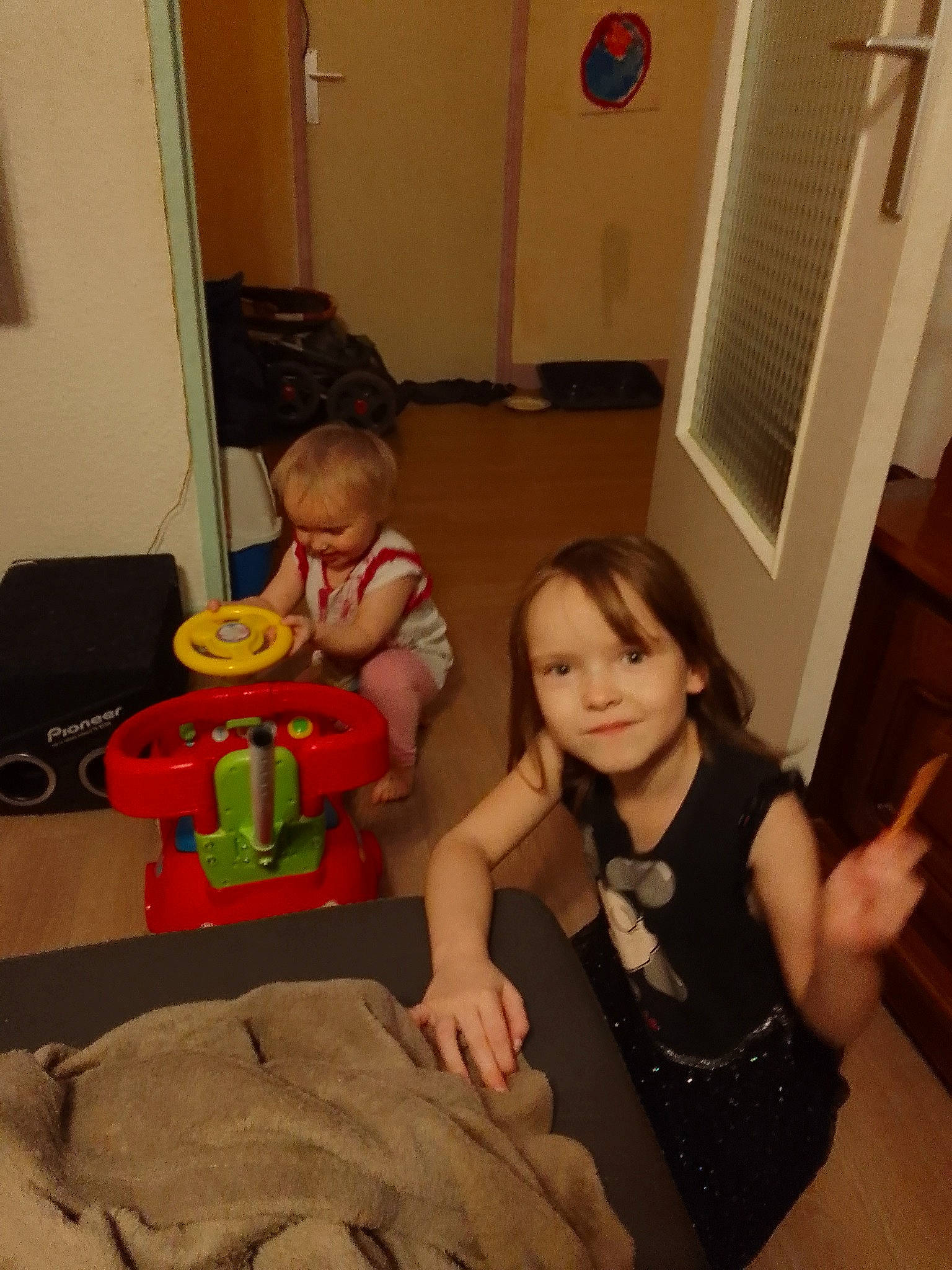 Shanna a rejoint le concours — aidez-le/la à gagner de superbes lots ! arm, baby, child, door, finger, floor, flooring, fun, head, leg, mouth, muscle, people, person, room, sitting, smile, t_shirt, toddler, toy