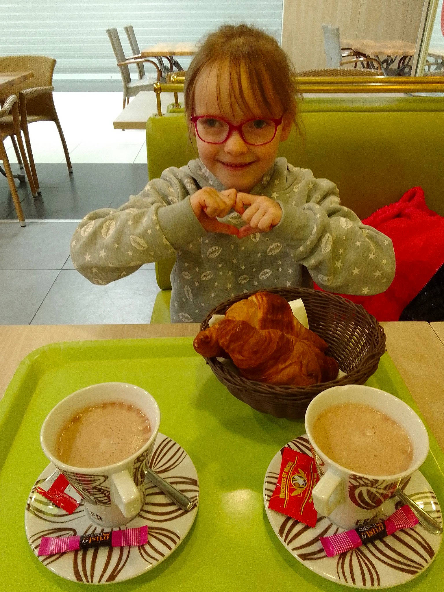 Shanna a rejoint le concours — aidez-le/la à gagner de superbes lots ! atole, cafe_au_lait, chair, coffee, coffee_cup, cuisine, cup, dishware, drink, drinkware, food, glasses, ingredient, joy, person, plate, saucer, serveware, smile, table