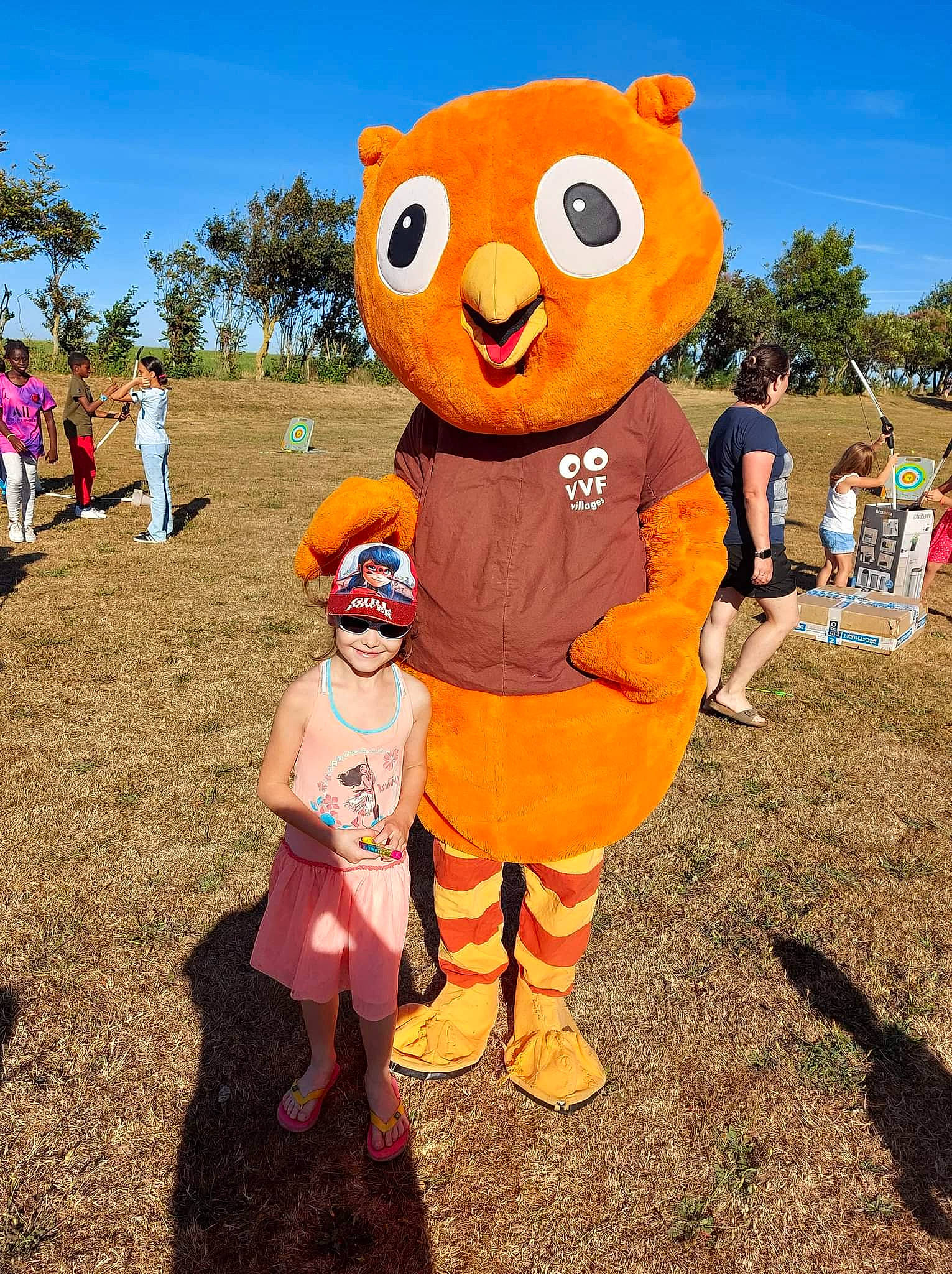 Shanna a rejoint le concours — aidez-le/la à gagner de superbes lots ! calabaza, child, cucurbita, fun, grass, happy, hat, headwear, joy, landscape, leisure, mascot, orange, person, plant, pumpkin, recreation, sky, smile, sunglasses
