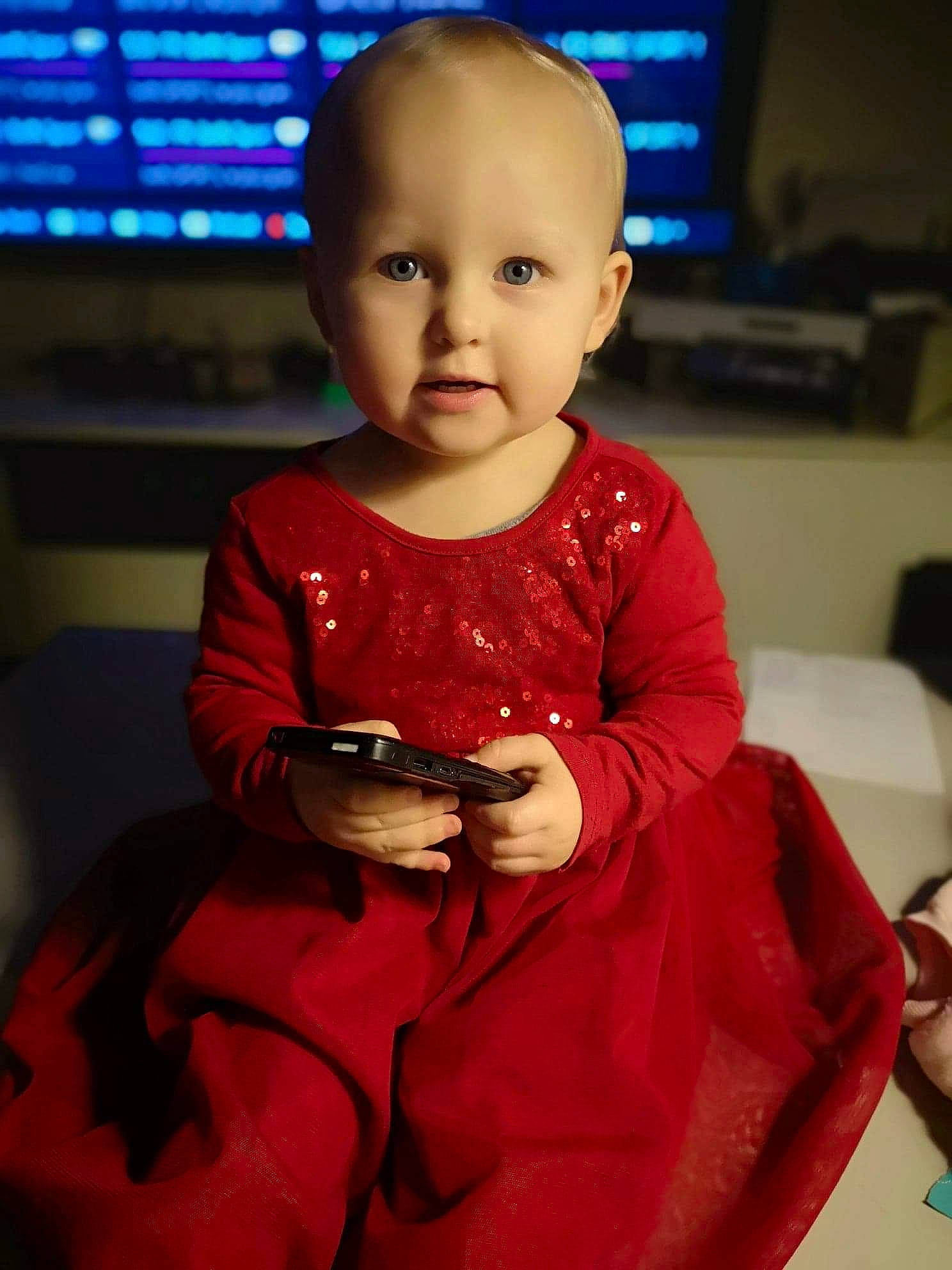 Lola a rejoint le concours — aidez-le/la à gagner de superbes lots ! boy, cheek, child, fun, girl, infant, person, product, red, skin, smile, toddler