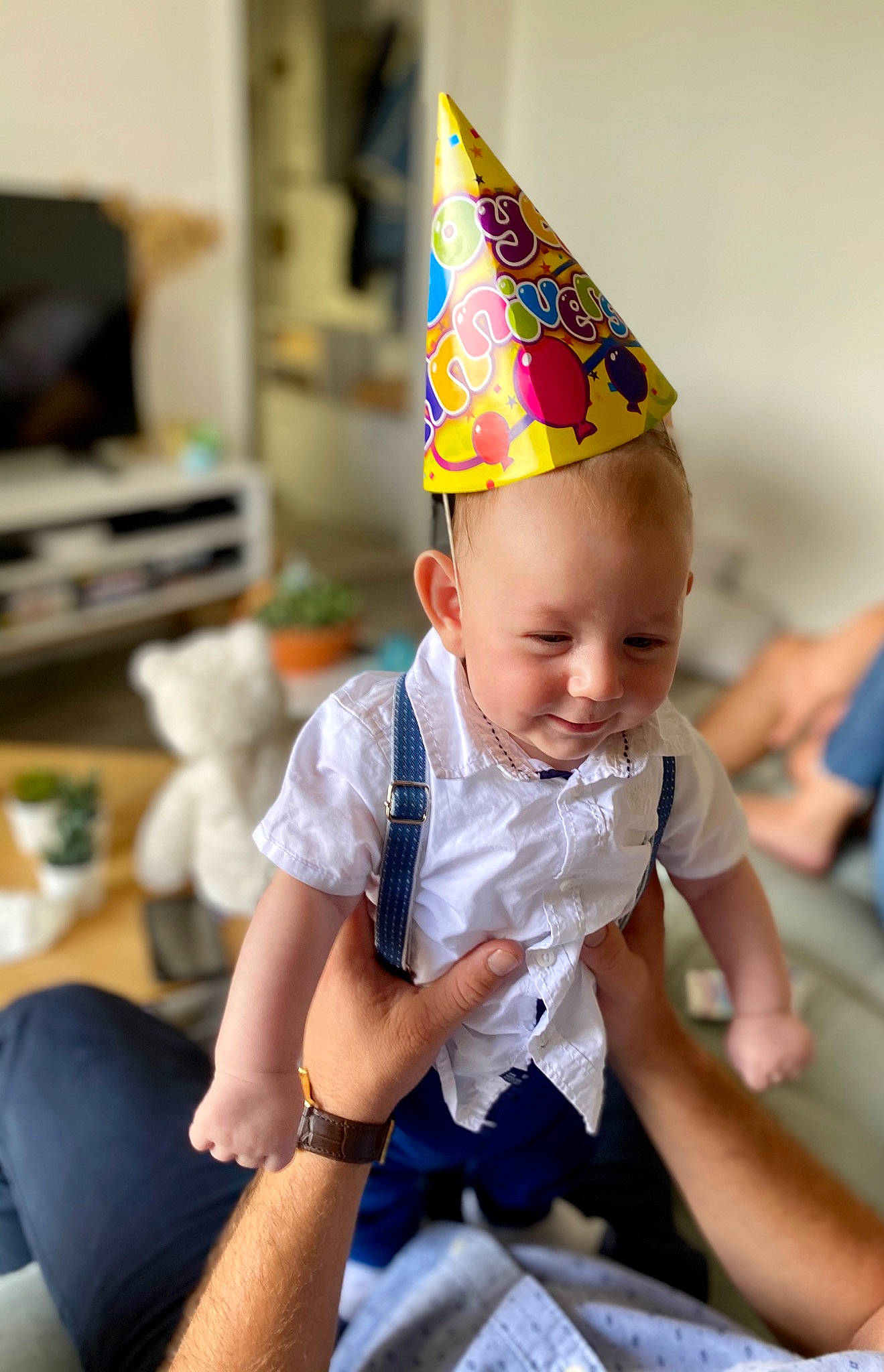 Denissa participe au concours pour gagner de l'argent avec cette photo : baby, birthday, child, hat, headgear, party, party_hat, party_supply, person, room, sitting, toddler