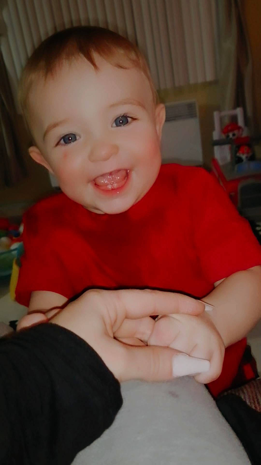 Dimitry participe au concours pour gagner de l'argent avec cette photo : arm, baby, baby_toddler_clothing, cheek, eye, eyebrow, finger, gesture, human_body, iris, joint, joy, lip, mammal, mouth, muscle, neck, nose, person, skin