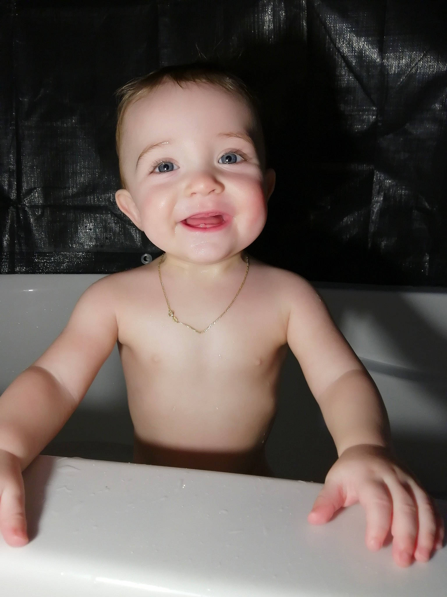 Dimitry participe au concours pour gagner de l'argent avec cette photo : arm, baby, baby_bathing, cheek, chin, eye, eyebrow, face, facial_expression, finger, flash_photography, hair, head, iris, lip, mouth, neck, person, skin, smile