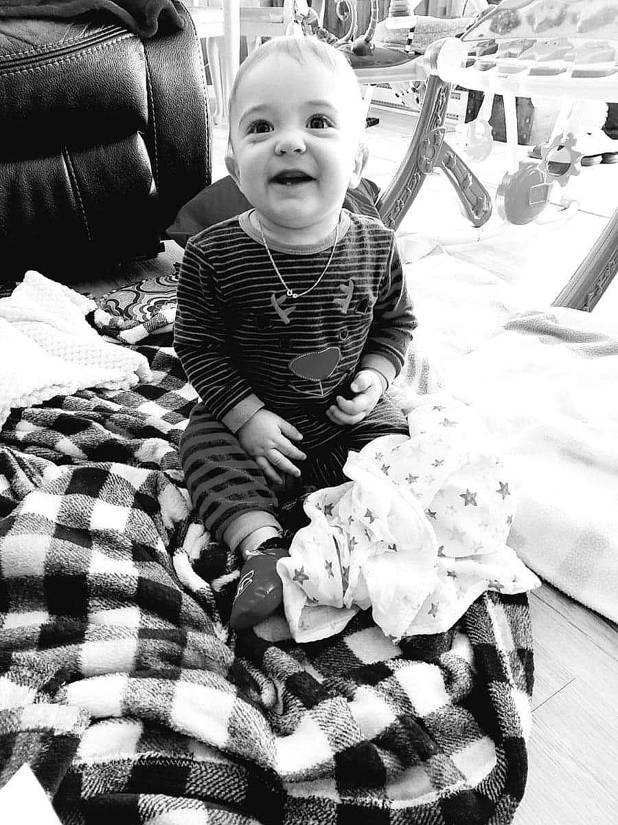 Dimitry a rejoint le concours — aidez-le/la à gagner de superbes lots ! baby, baby_toddler_clothing, black, black_and_white, child, comfort, eye, face, hairstyle, happy, human, monochrome, monochrome_photography, people, person, photograph, skin, smile, style, toddler