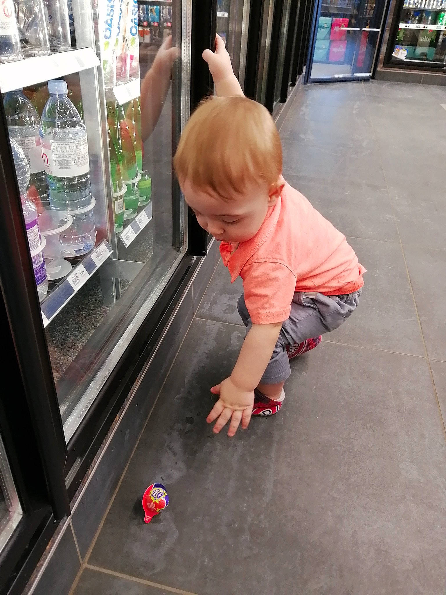Dimitry participe au concours pour gagner de l'argent avec cette photo : asphalt, baby, bottle, carpet, child, cleanliness, concrete, curious, floor, flooring, fun, glass, hardwood, machine, person, play, road_surface, sidewalk, t_shirt, toddler