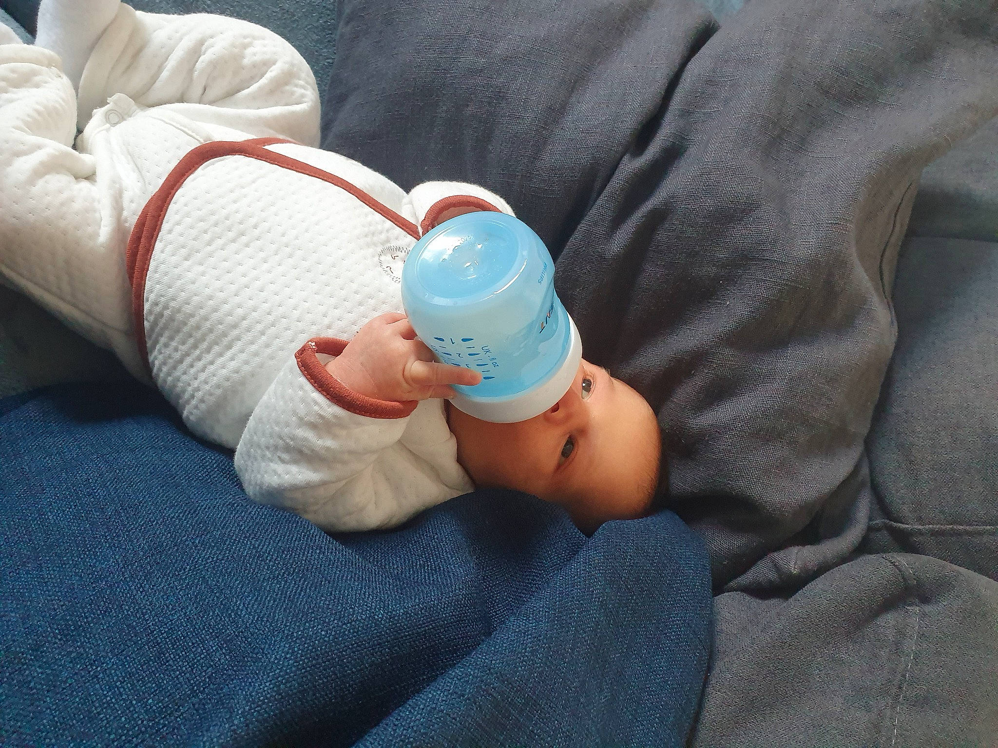 Antoine participe au concours pour gagner de l'argent avec cette photo : arm, baby, comfort, foot, gesture, hand, health_care, human_body, joint, knee, leg, linens, medical, nail, person, plastic_bottle, skin, thigh, thumb, toddler