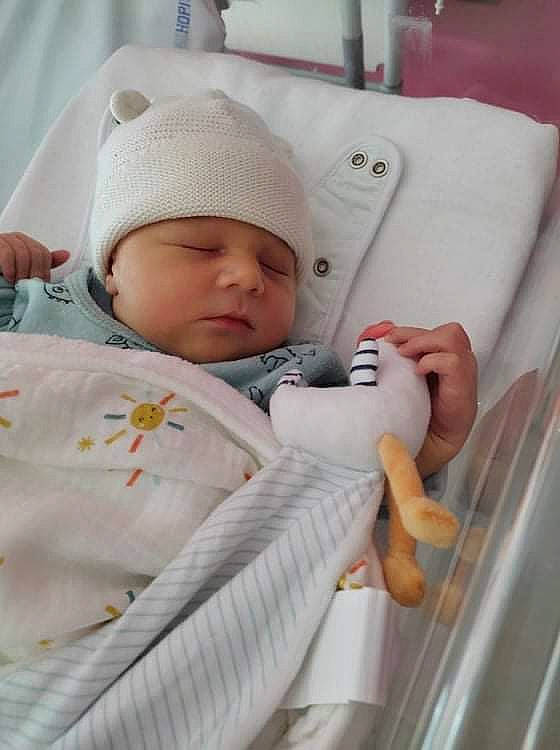 Antoine a rejoint le concours — aidez-le/la à gagner de superbes lots ! baby, baby_products, baby_safety, baby_sleeping, baby_toddler_clothing, bedding, bedtime, cap, child, comfort, headgear, headwear, knit_cap, linens, person, product, room, skin, sleeve, textile