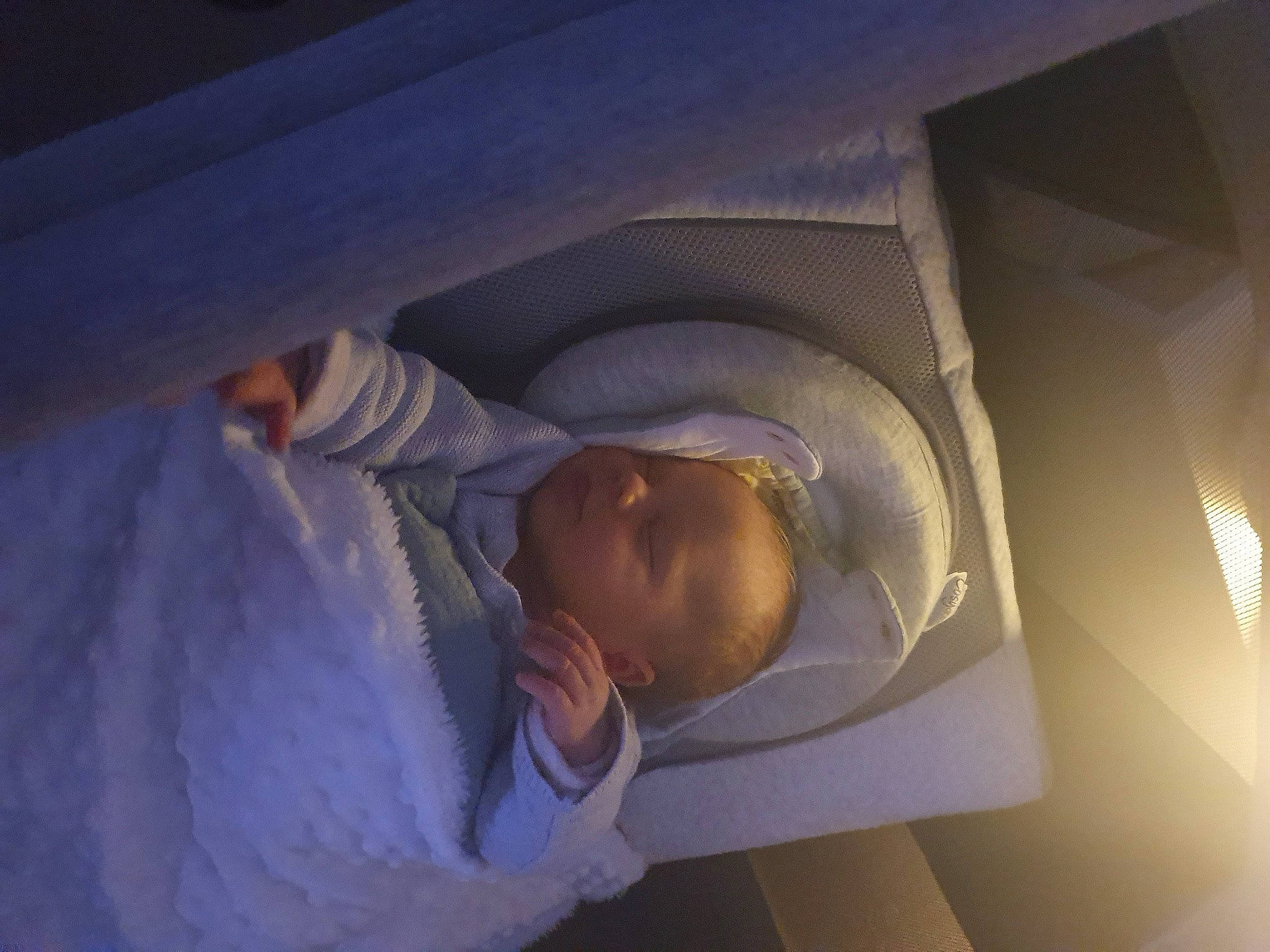 Antoine a rejoint le concours — aidez-le/la à gagner de superbes lots ! baby, baby_products, baby_safety, baby_sleeping, baby_toddler_clothing, bed, bedtime, childbirth, comfort, electric_blue, flash_photography, hat, infant_bed, linens, nap, person, room, sky, sleep, smile