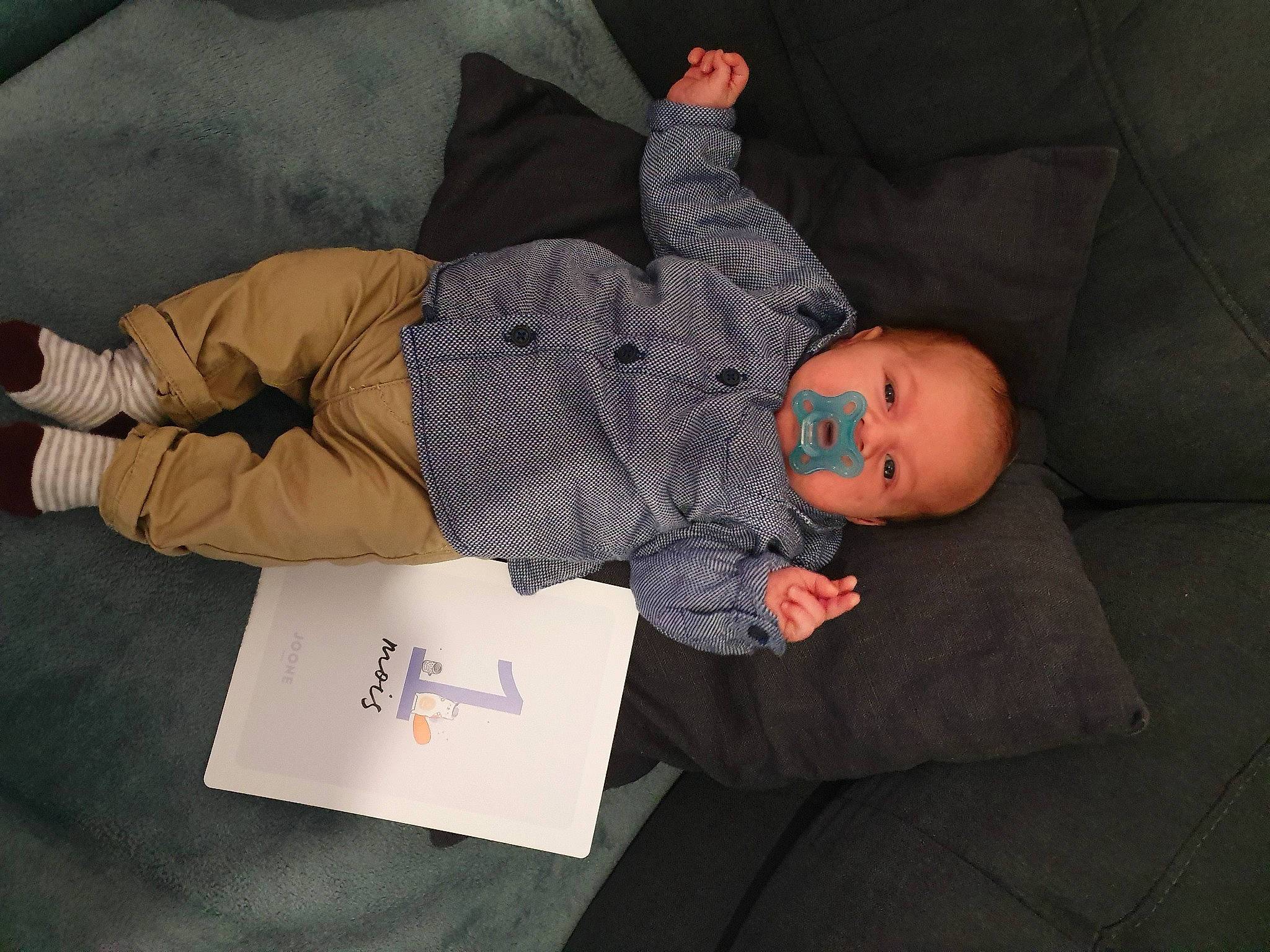 Antoine participe au concours pour gagner de l'argent avec cette photo : baby, baby_products, baby_toddler_clothing, bedtime, child, comfort, fun, handwriting, hat, headgear, knee, lap, nap, person, room, sitting, sleep, sock, toddler