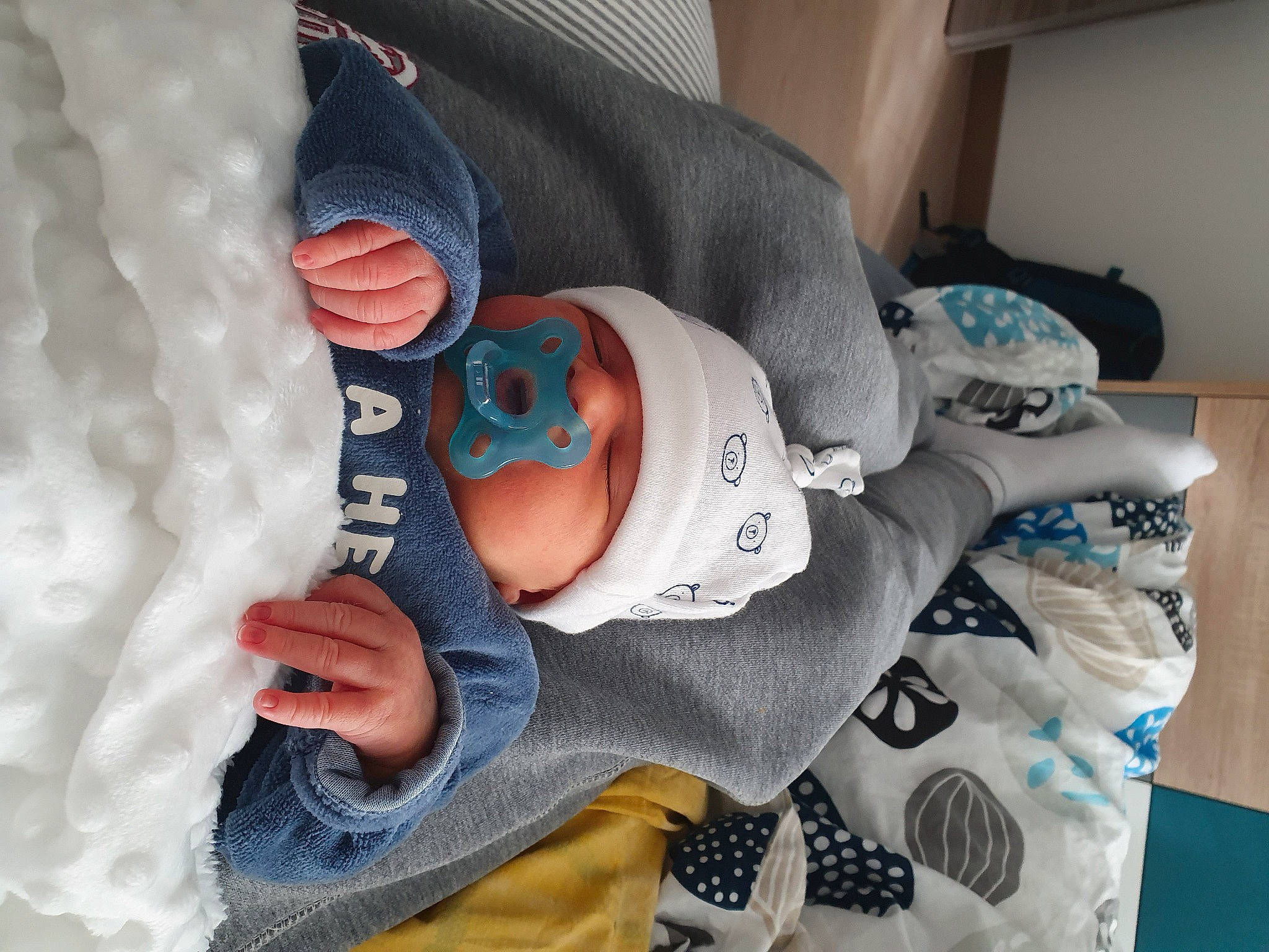 Antoine participe au concours pour gagner de l'argent avec cette photo : baby, baby_products, baby_safety, baby_sleeping, baby_toddler_clothing, cap, carmine, child, comfort, electric_blue, hand, hat, headgear, headwear, linens, pattern, person, personal_protective_equipment, product, room