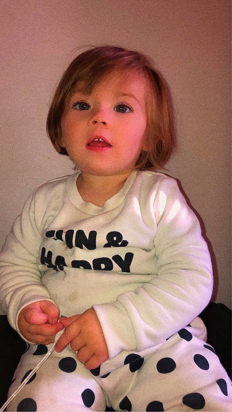 Thaïs participe au concours pour gagner de l'argent avec cette photo : arm, baby, baby_toddler_clothing, bangs, cheek, child, chin, finger, fun, happy, long_sleeved_t_shirt, pattern, person, pink, play, sitting, skin, sleeve, surprise, t_shirt