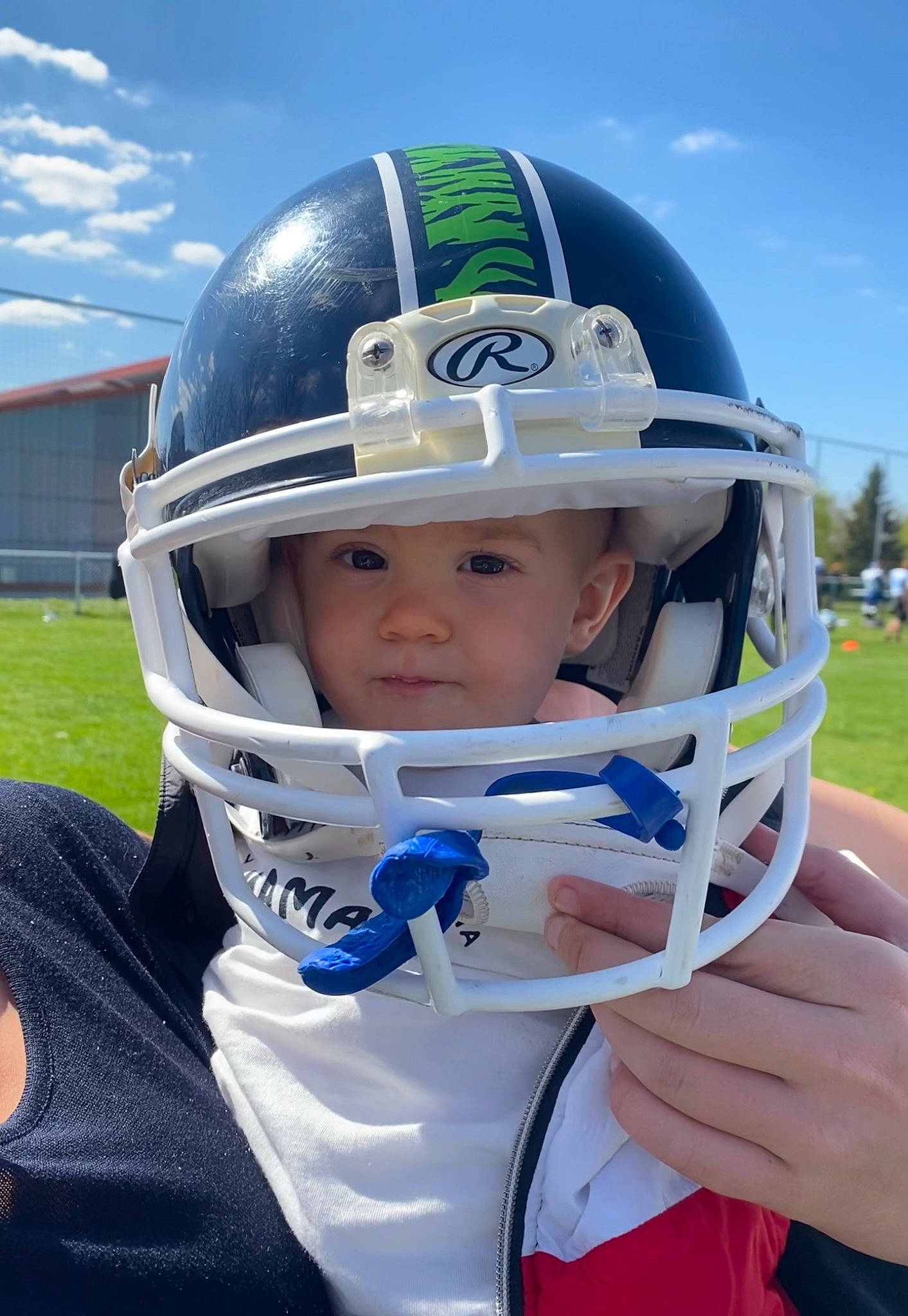 Aaron a rejoint le concours — aidez-le/la à gagner de superbes lots ! automotive_exterior, child, cloud, electric_blue, football_equipment, football_gear, fun, glove, grass, headgear, headwear, helmet, leisure, motorcycle_helmet, person, personal_protective_equipment, plant, recreation, sky, sports_equipment