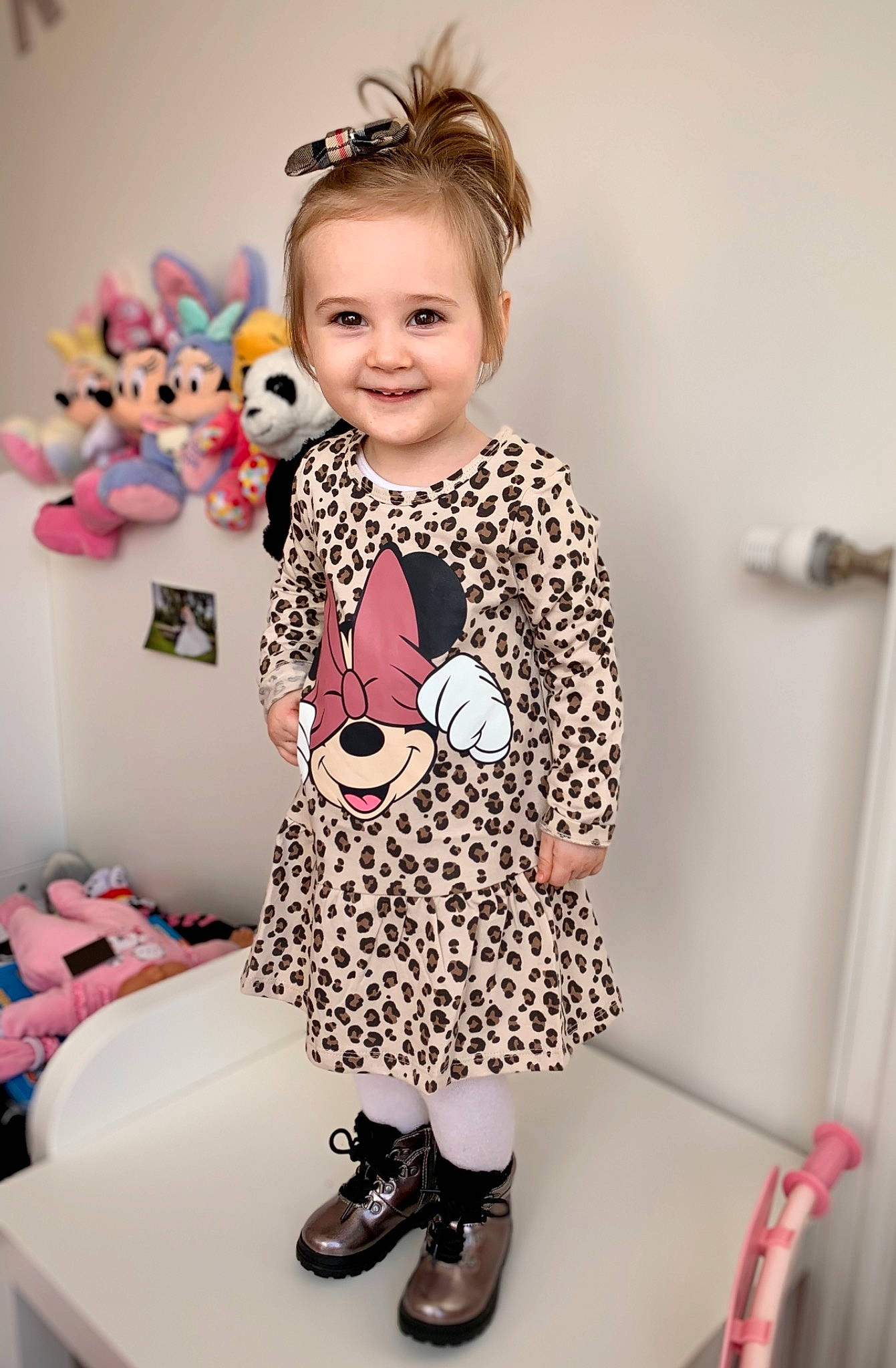 Klara a rejoint le concours — aidez-le/la à gagner de superbes lots ! arm, baby_toddler_clothing, clothing, dress, face, facial_expression, footwear, hair, hairstyle, happy, head, joy, leg, outerwear, person, pink, shoe, shoulder, sleeve, smile