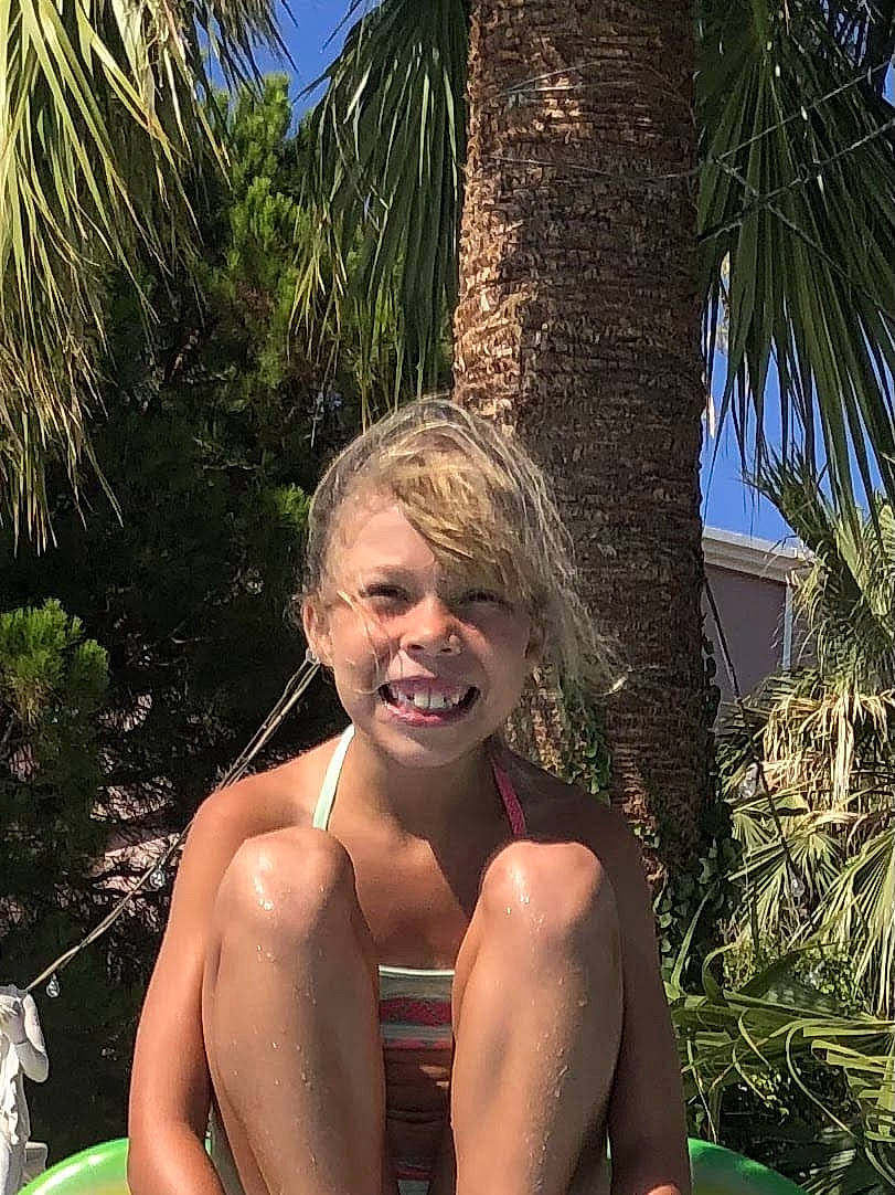 Laly a rejoint le concours — aidez-le/la à gagner de superbes lots ! arecales, body_of_water, botany, brassiere, chest, fun, happy, human_body, joy, leisure, people_in_nature, person, recreation, shoulder, smile, summer, swimsuit_top, swimwear, thigh, tree