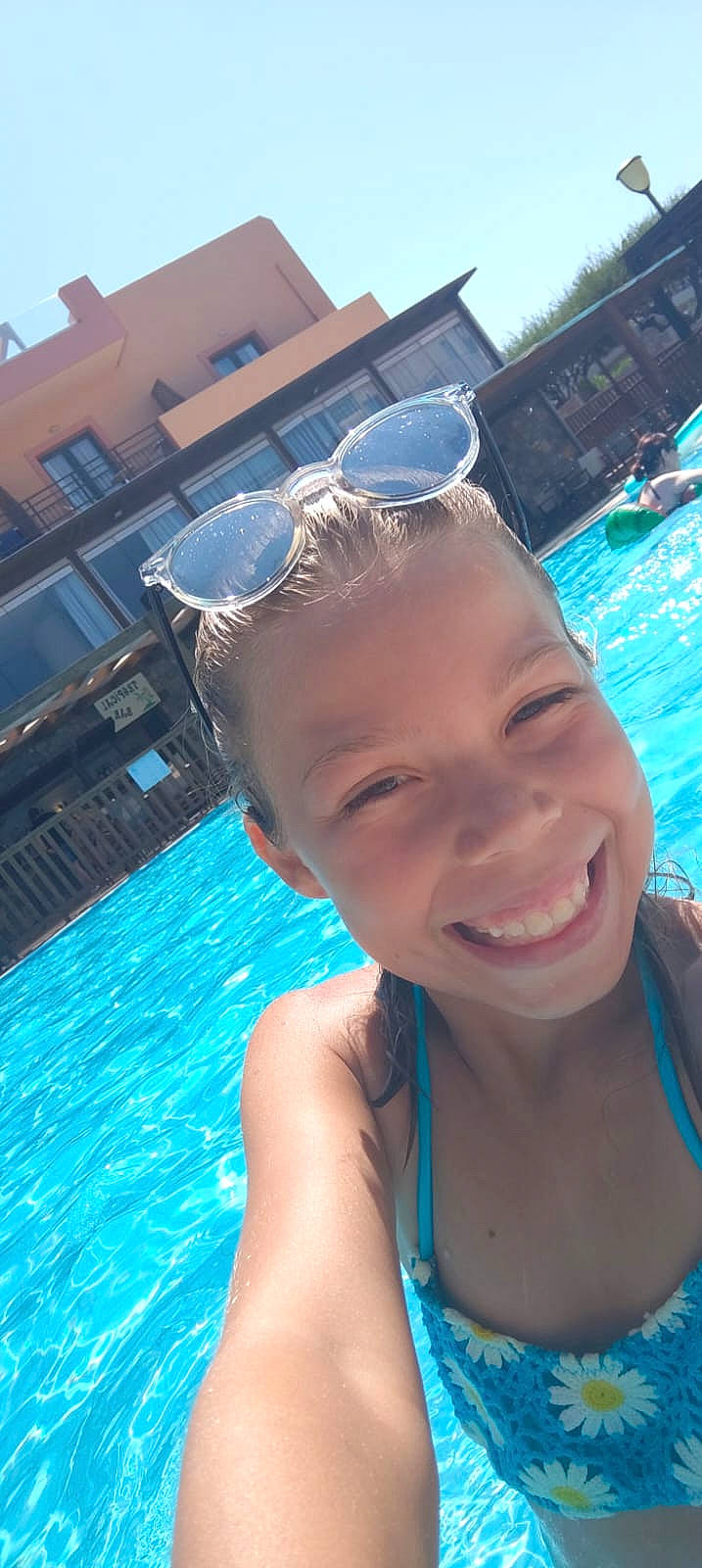 Laly a rejoint le concours — aidez-le/la à gagner de superbes lots ! aqua, azure, blue, eyewear, fun, glasses, goggles, happy, joy, leisure, people, person, sky, smile, summer, sunglasses, swimming_pool, swimwear, travel, vision_care