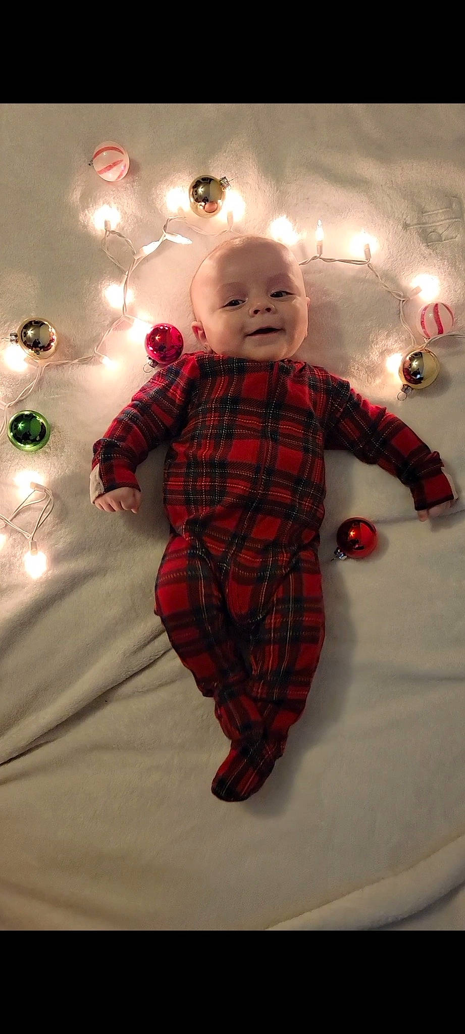 Ares is registered to the contest to win money with this photo: art, christmas, christmas_ornament, event, eye, face, happy, head, holiday, human_body, ornament, pattern, person, plaid, red, sleeve, smile, standing, tartan, textile