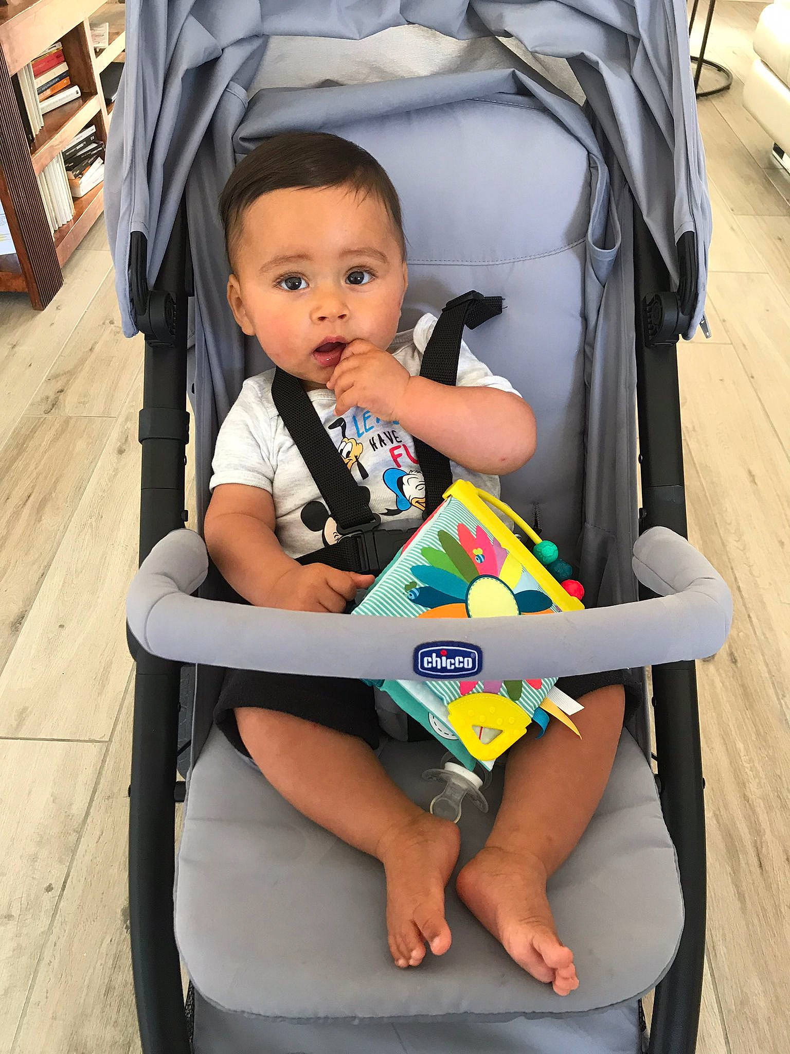 Lenny a rejoint le concours — aidez-le/la à gagner de superbes lots ! baby, baby_carriage, baby_products, baby_toddler_clothing, bag, chair, child, comfort, fun, happy, head, lap, leisure, person, product, shelf, sitting, snapshot, surprise, thigh
