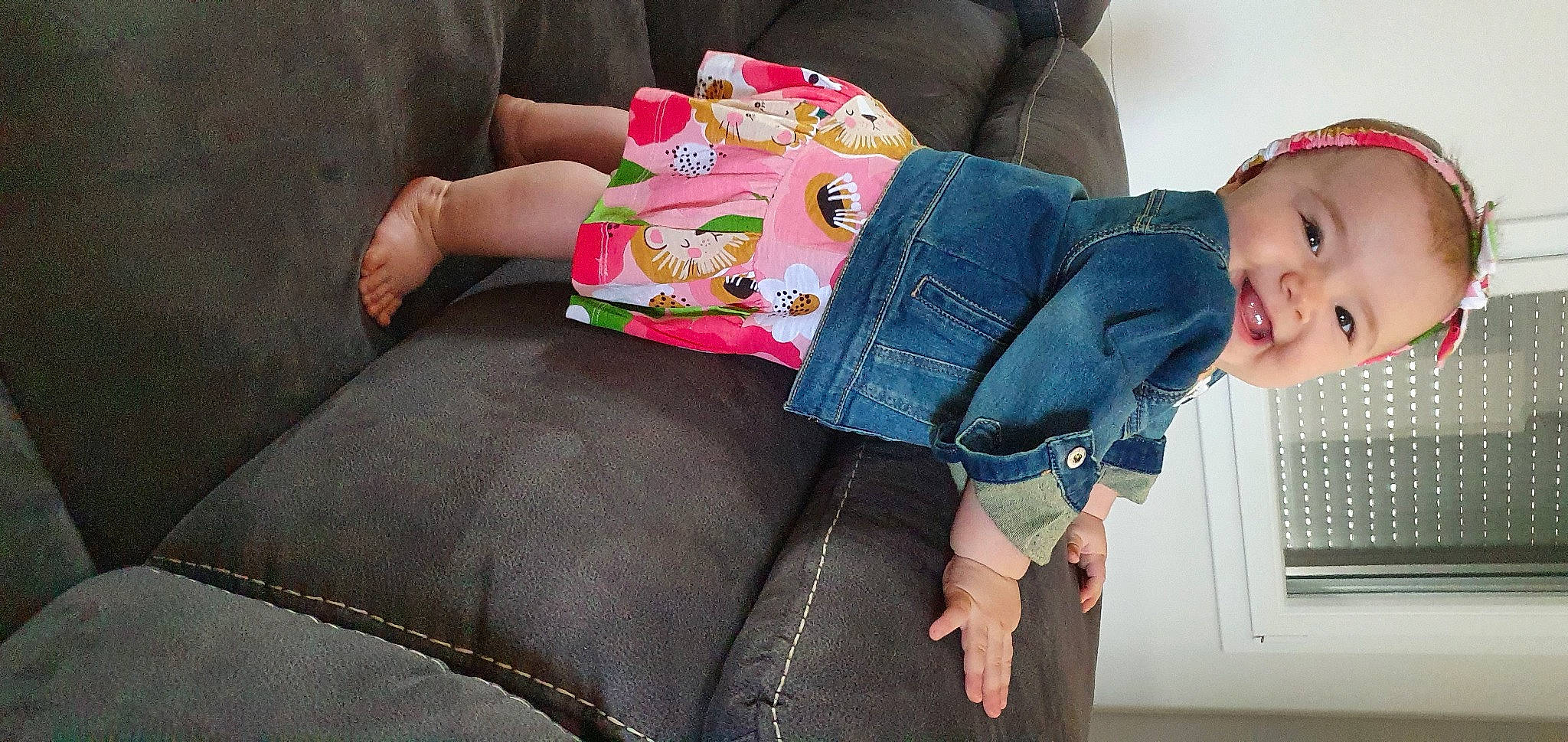 Livia a rejoint le concours — aidez-le/la à gagner de superbes lots ! baby, baby_toddler_clothing, child, comfort, couch, fashion_accessory, happy, human_leg, joy, leg, linens, magenta, pattern, person, pink, sitting, skin, sleeve, smile, textile