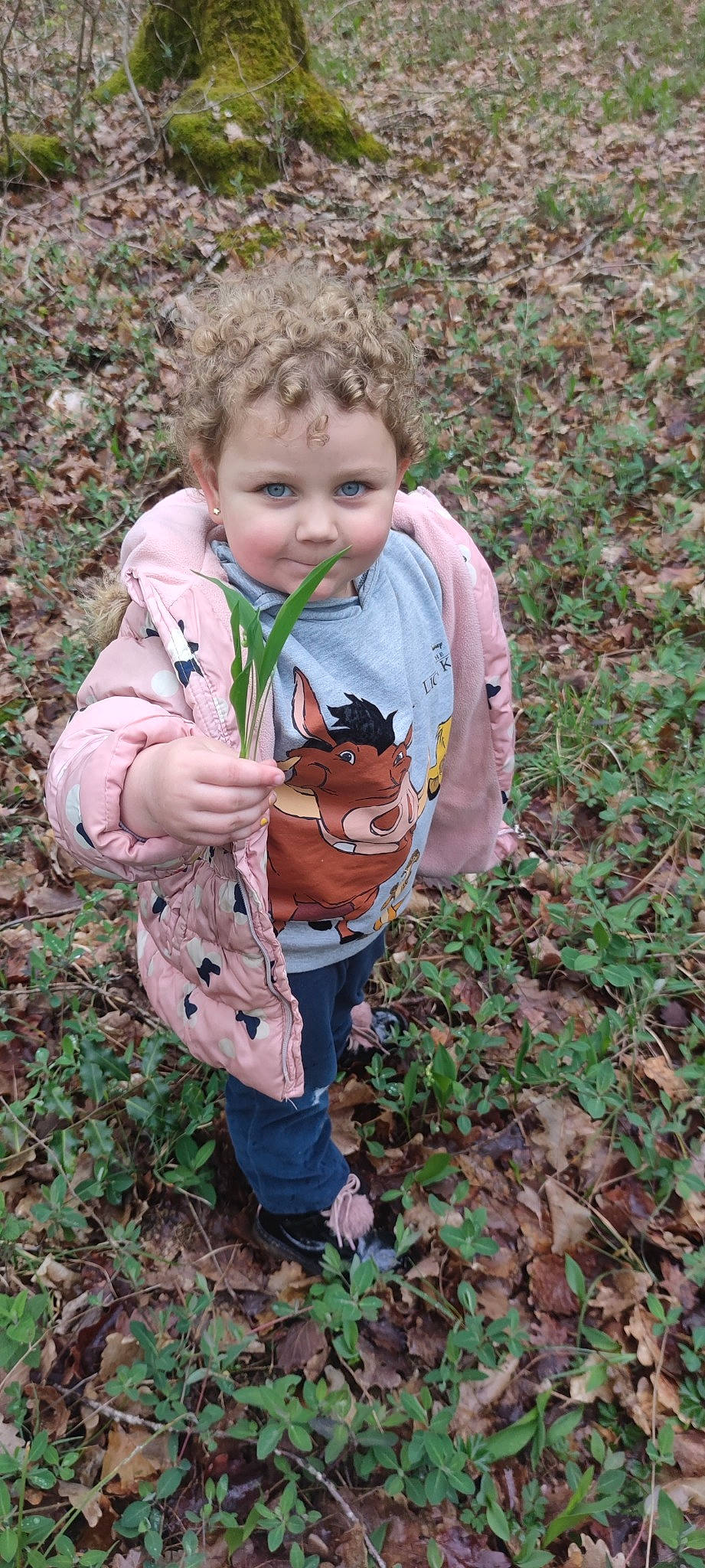 Kally a rejoint le concours — aidez-le/la à gagner de superbes lots ! baby, baby_toddler_clothing, child, face, fawn, fun, grass, grassland, hair, happy, head, human_body, landscape, people_in_nature, person, plant, sitting, soil, sunglasses, toddler